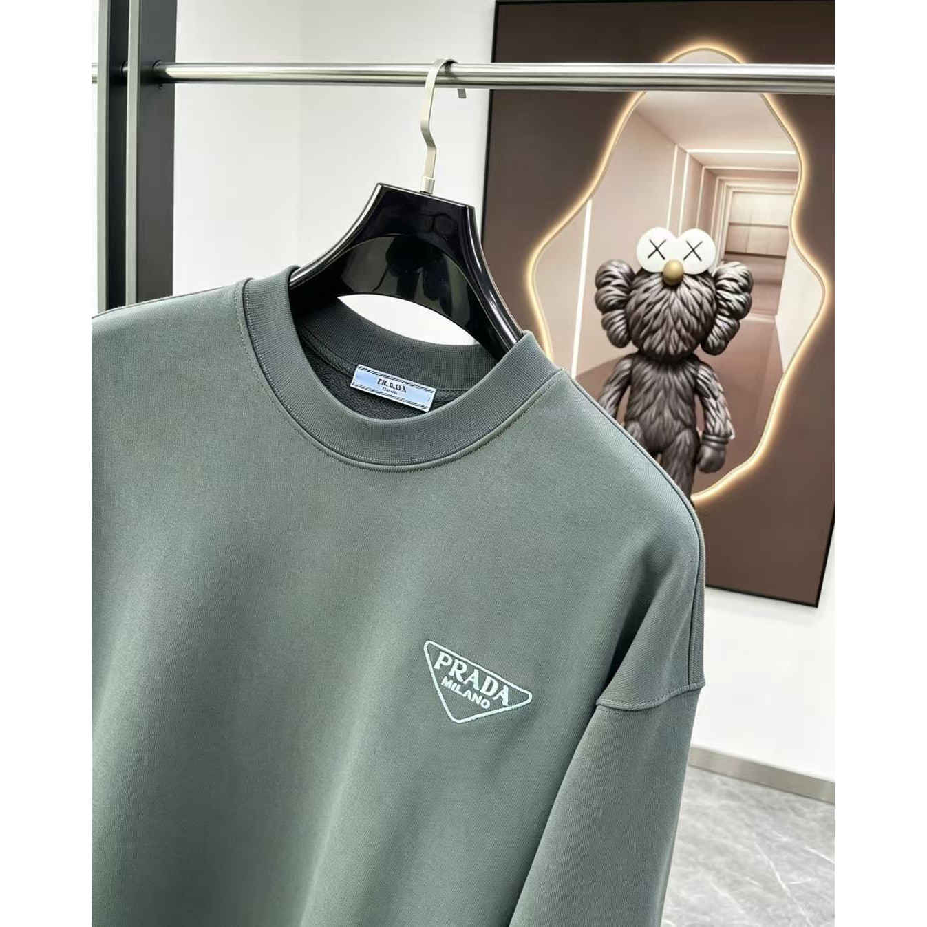 <p>PRADA&nbsp;圓領長袖T恤(軍綠)</p>