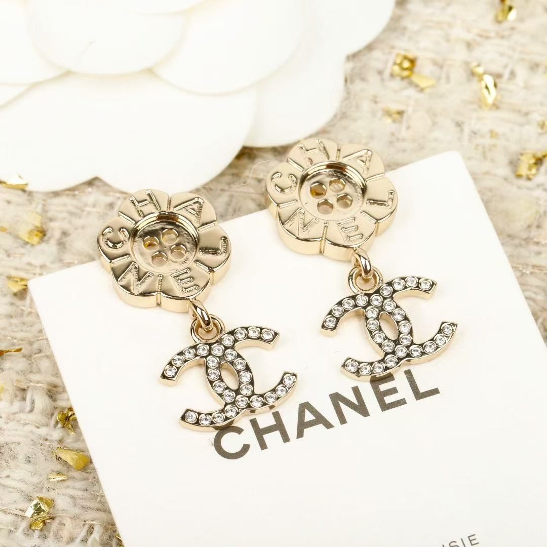 <p>CHANEL&nbsp;满钻双c纽扣花朵耳环</p>