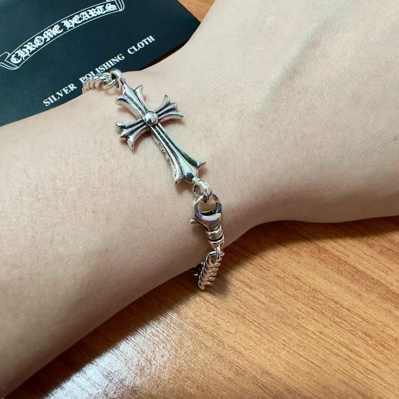 <p>chrome hearts 十字架古巴手链</p>