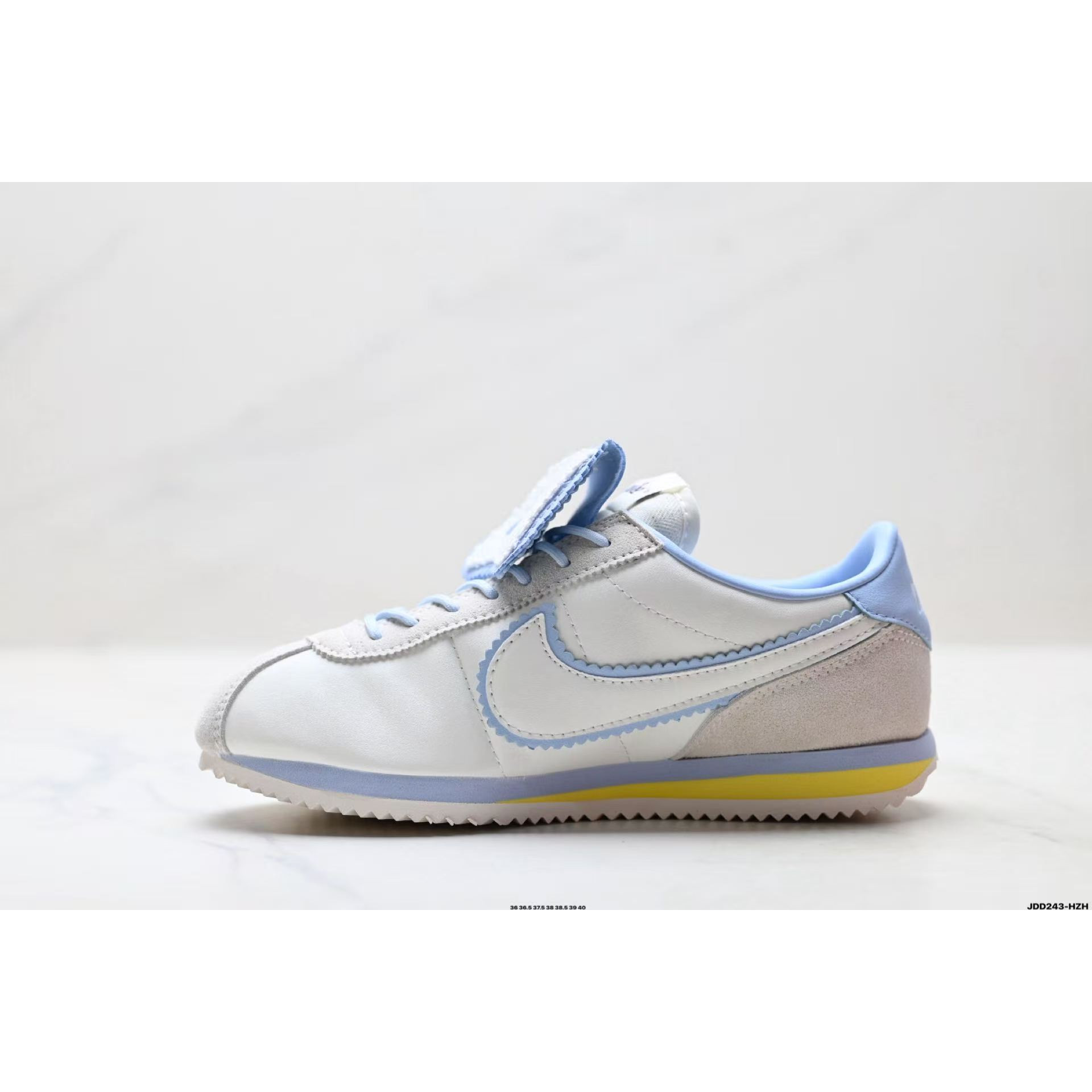 <p>Nike Classic Cortez 运动鞋&nbsp;</p>