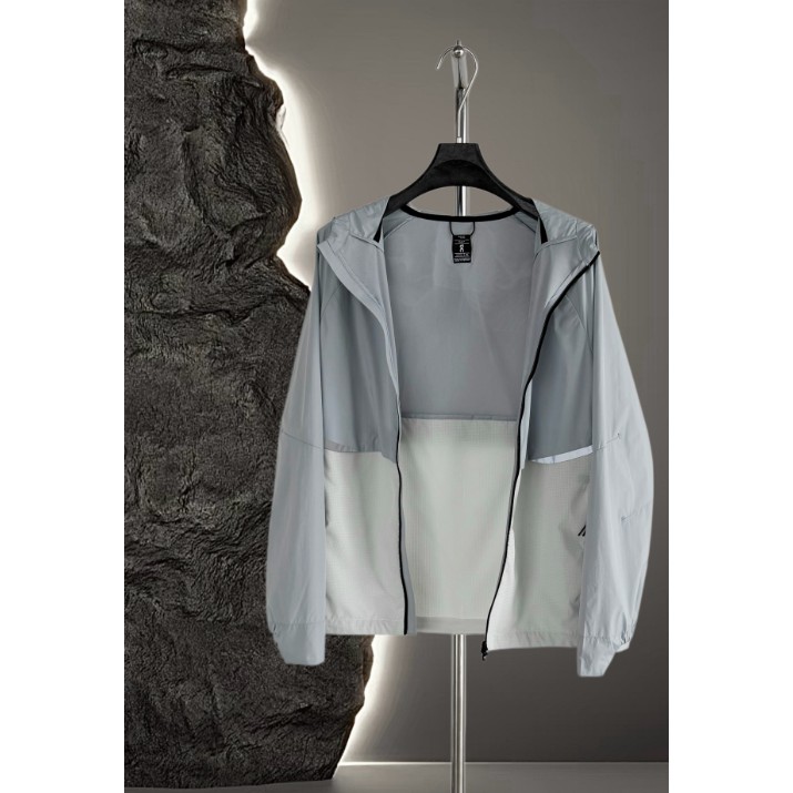 <p>On Weather Jacket Insulated 輕量外套</p>