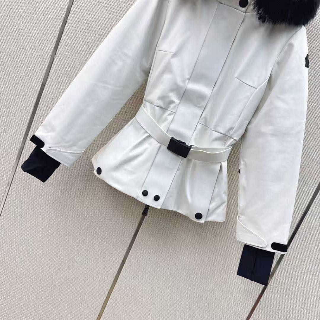 <p>MONCLER 经典Celac短款收腰羽绒滑雪服(白)</p>