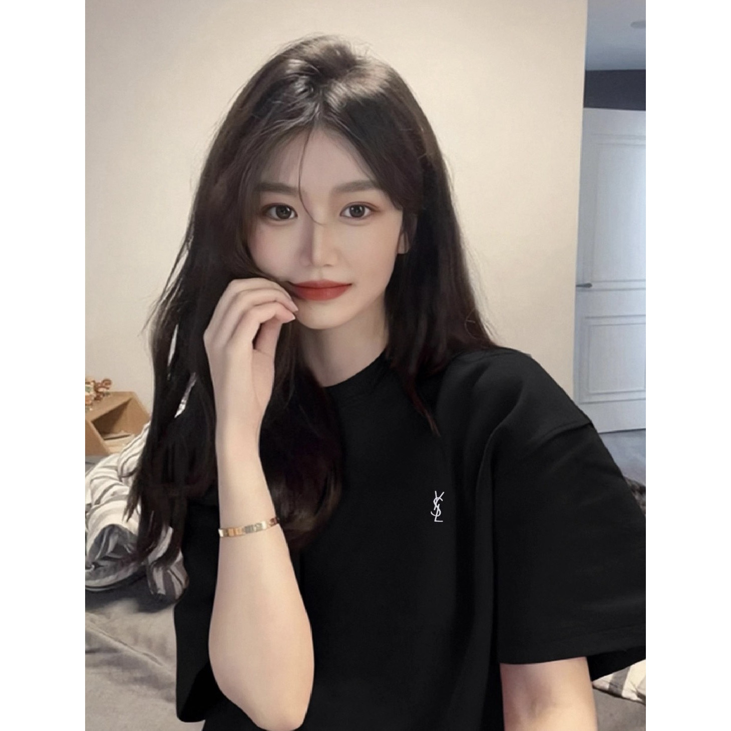 <p>YSL 小logo刺绣短袖T恤(黑)</p>