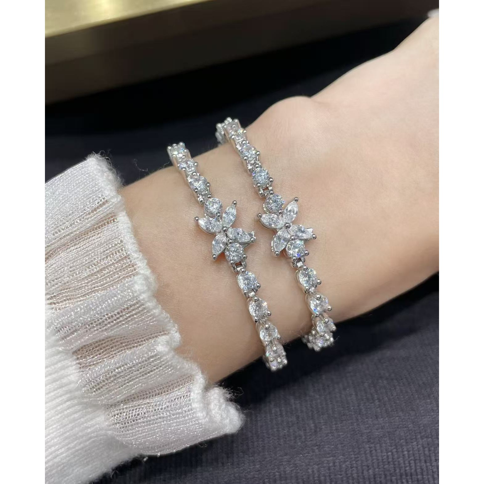<p>TIFFNY&amp;CO.&nbsp;满钻马眼扣手链</p>