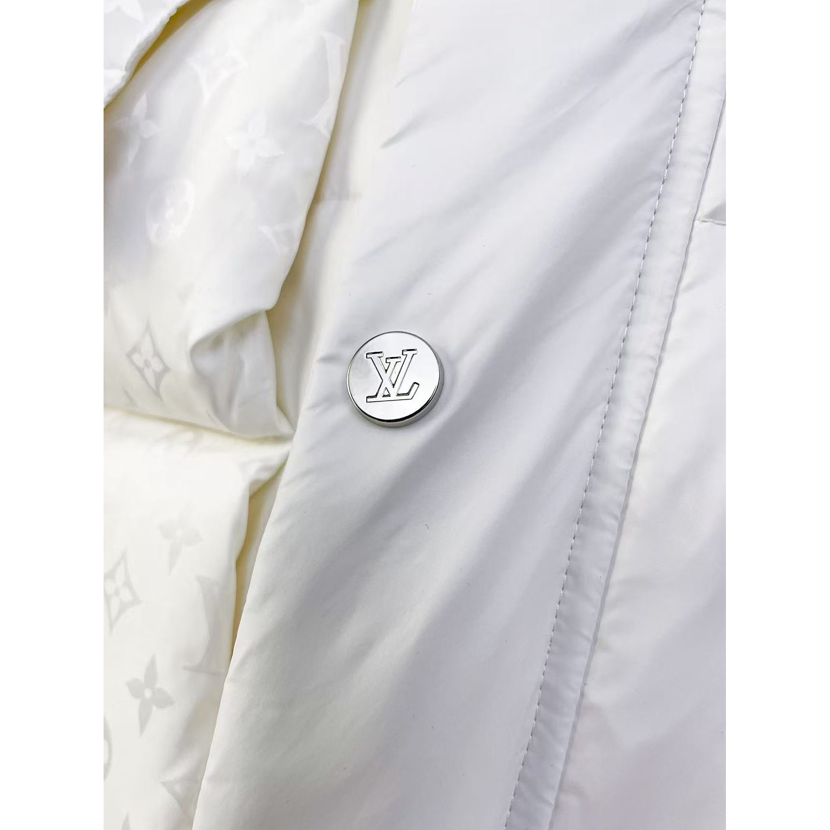 <p>LV 官网款新款羽绒服(白)</p>