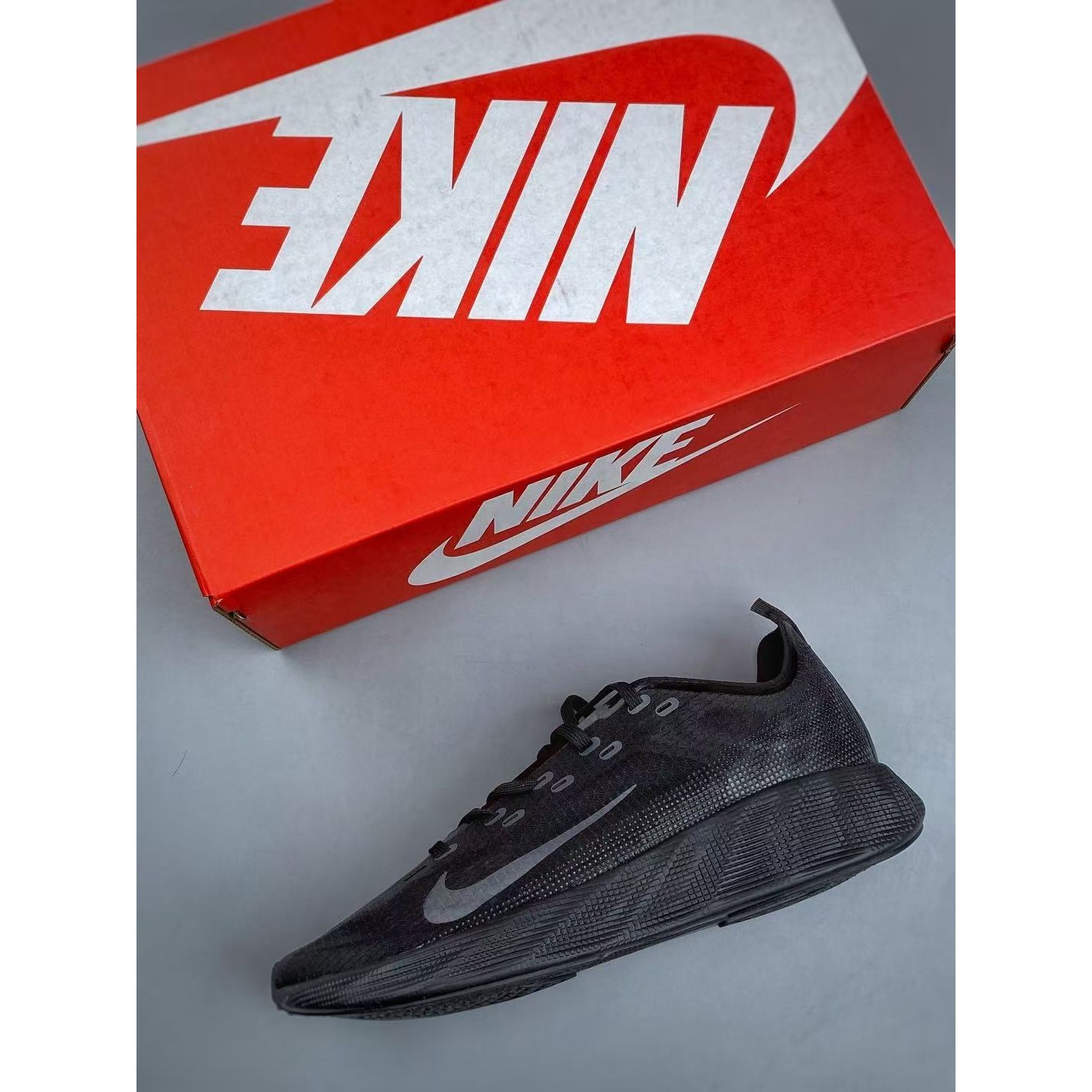 <p>Nike AVA X 透气支撑跑步鞋(黑灰)</p>