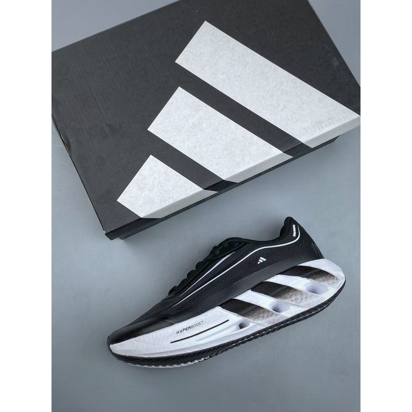 <p>Adidas HYPERBOOST LITE 经典运动鞋&nbsp;</p>