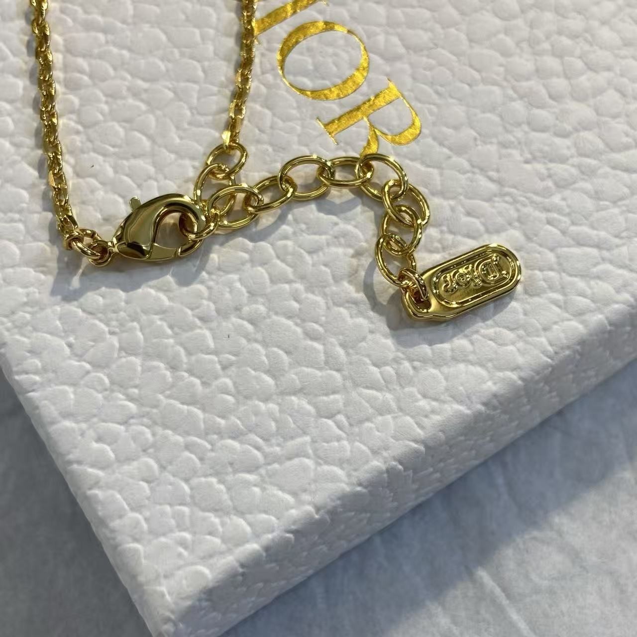 <p>DIOR 珐琅蝴蝶CD手链</p>