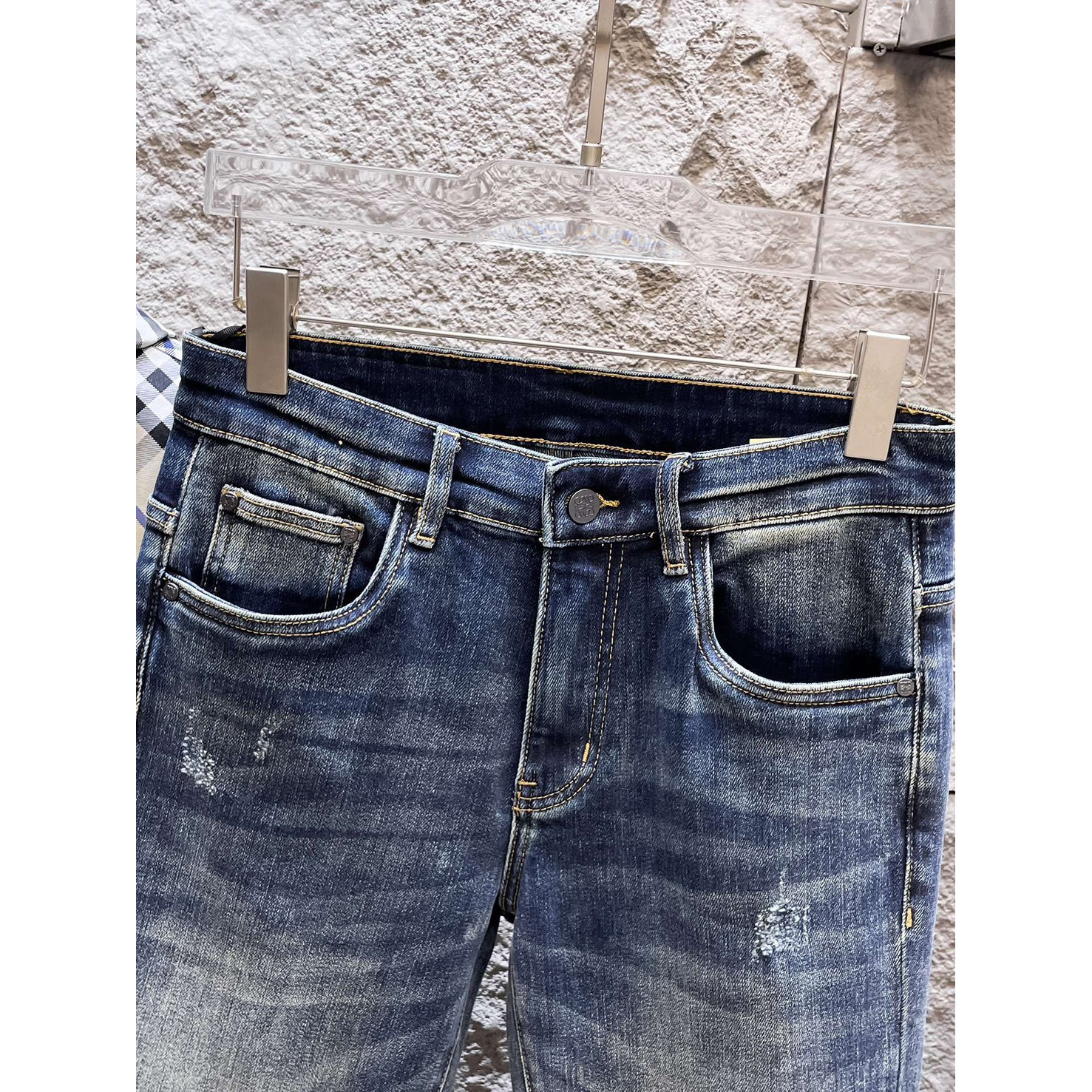 <p>LOEWE&nbsp;高端牛仔裤</p>