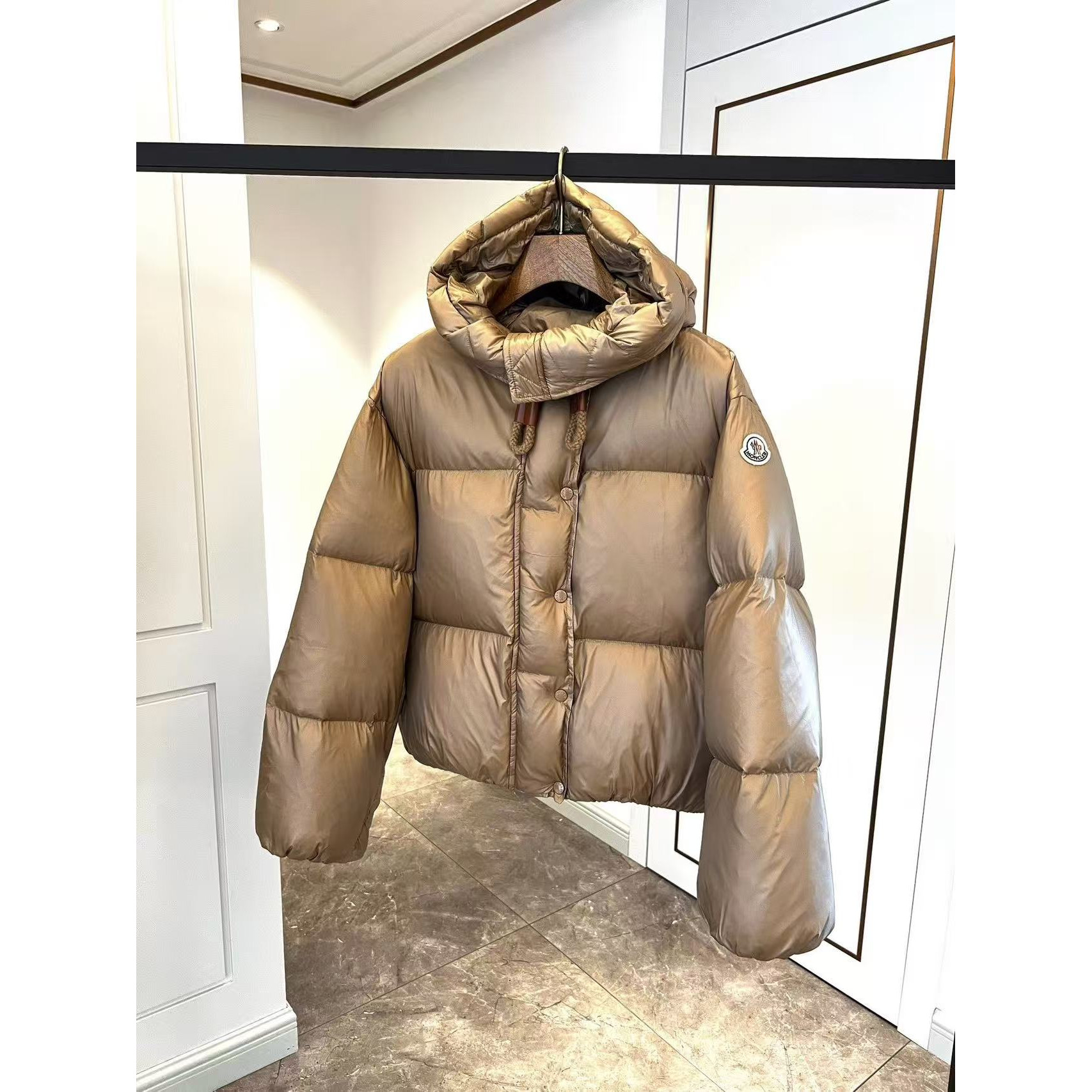 <p>Moncler Borey 女士二合一短款羽绒夹克外套(卡其)</p>
