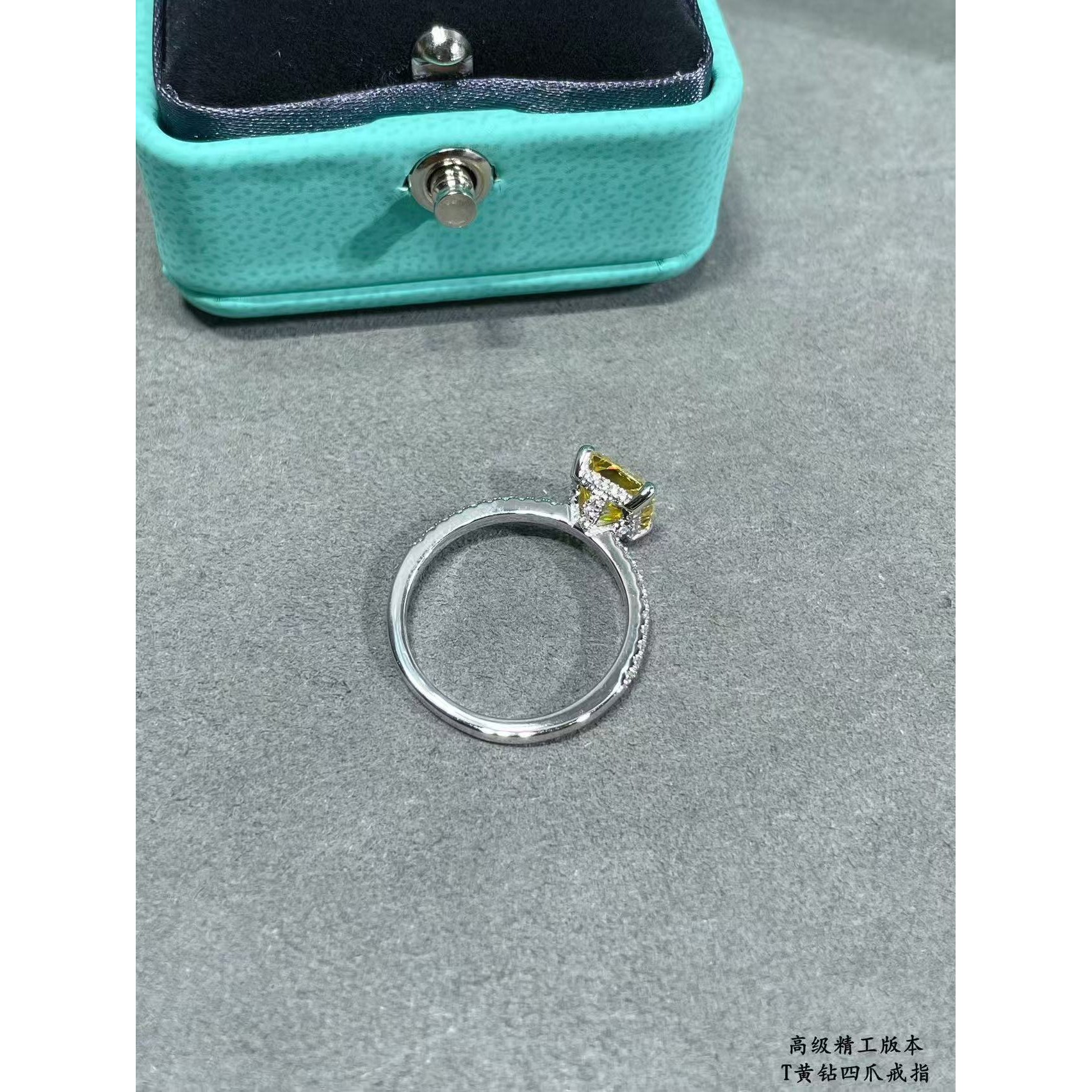 <p>Tiffany&nbsp;黄钻四爪戒指</p>