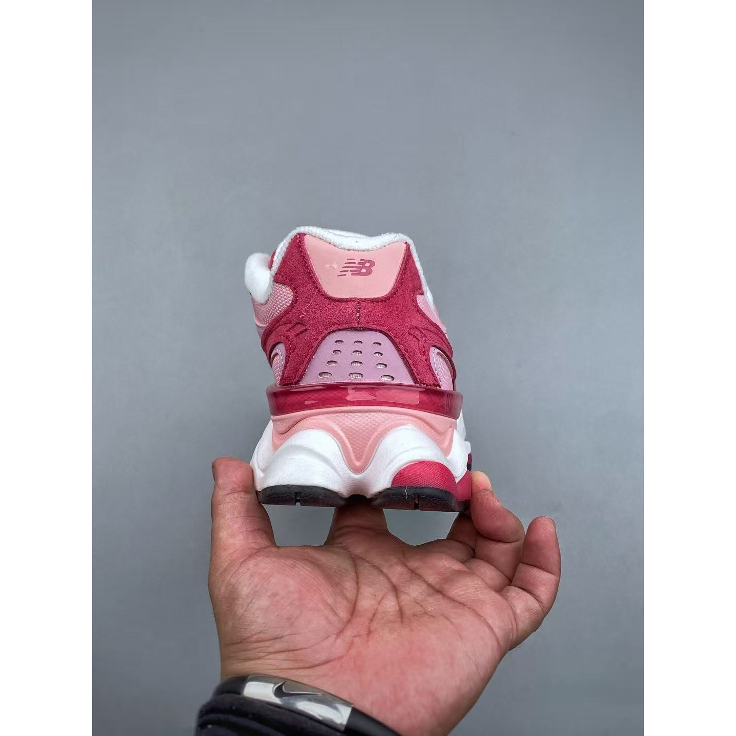 <p>New Balance NB9060 休闲鞋 (紅)&nbsp;</p>