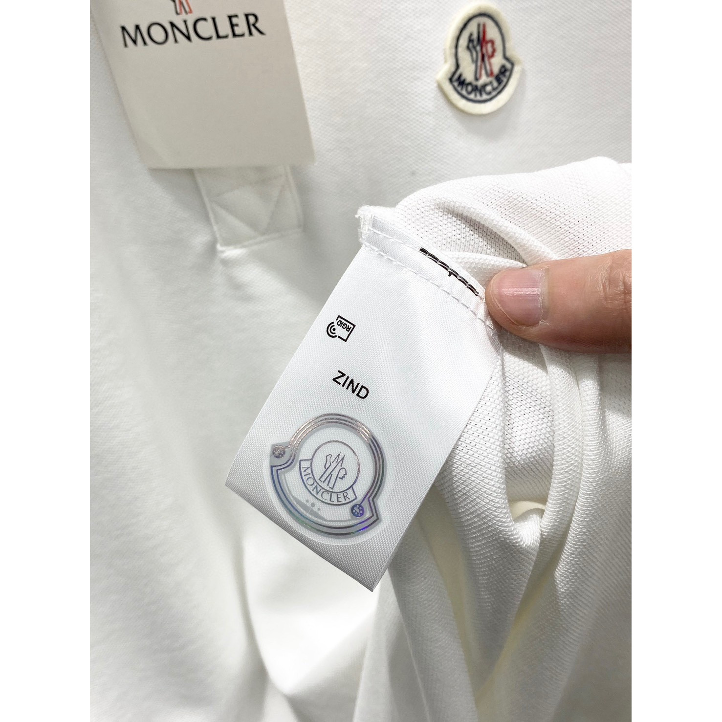 <p>MONCLER 立体徽标翻领长袖Polo衫(白)</p>