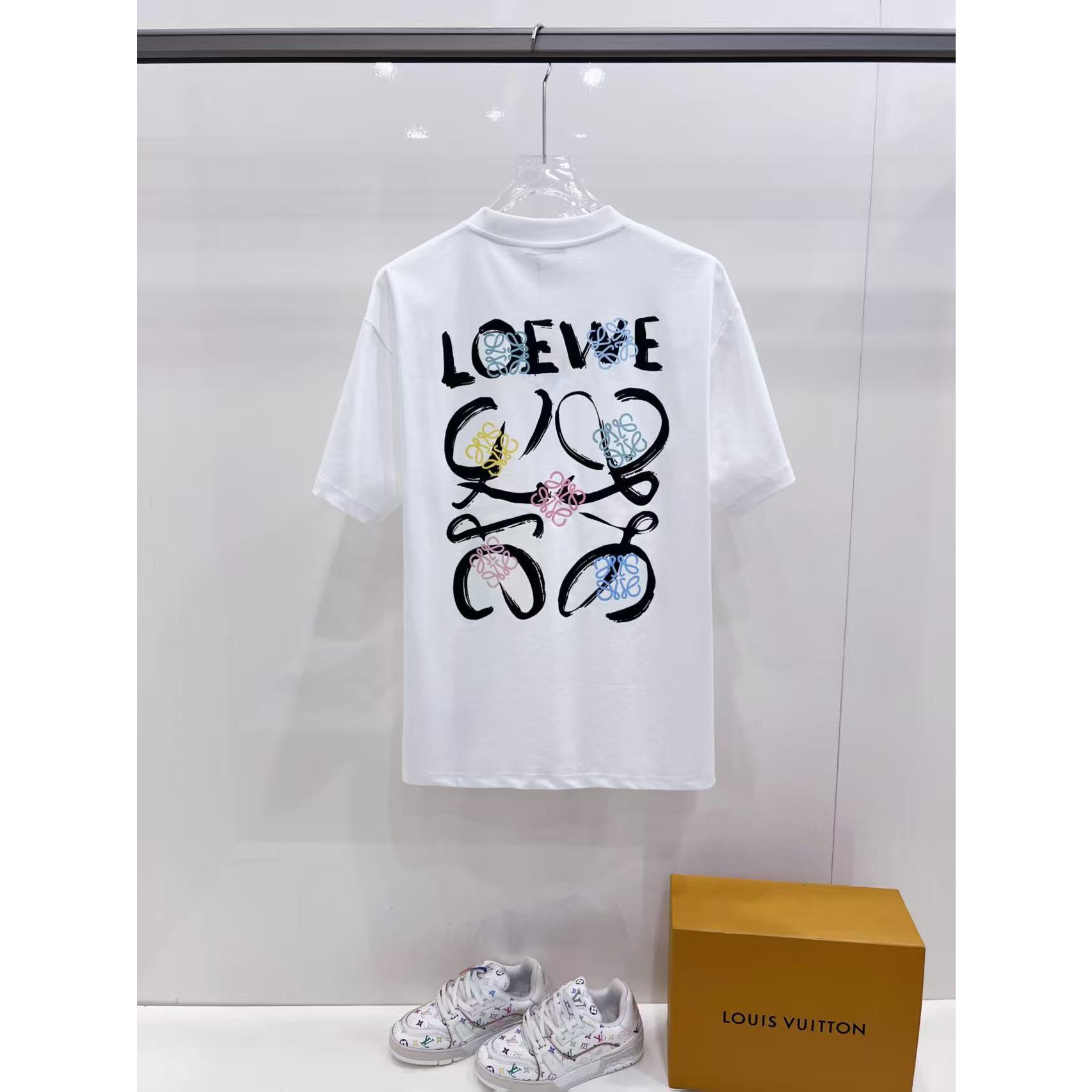 <p>LOEWE&nbsp;男士休闲短袖(白)</p>
