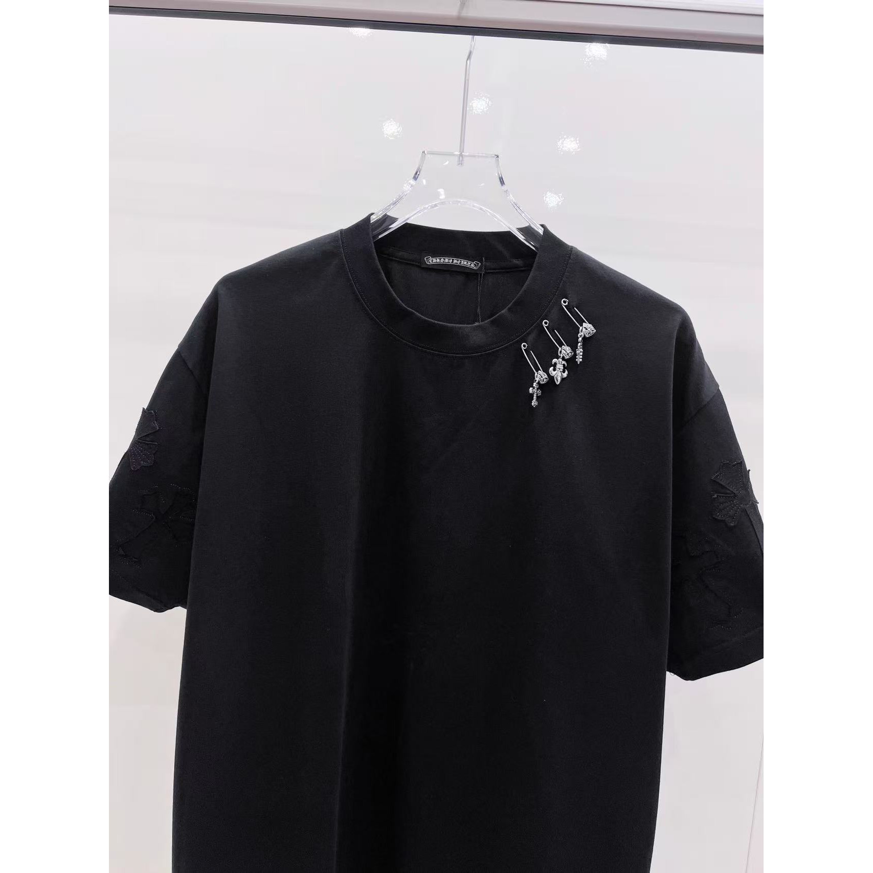 <p>CHROME HEARTS 破洞别针刺绣短袖(黑)</p>