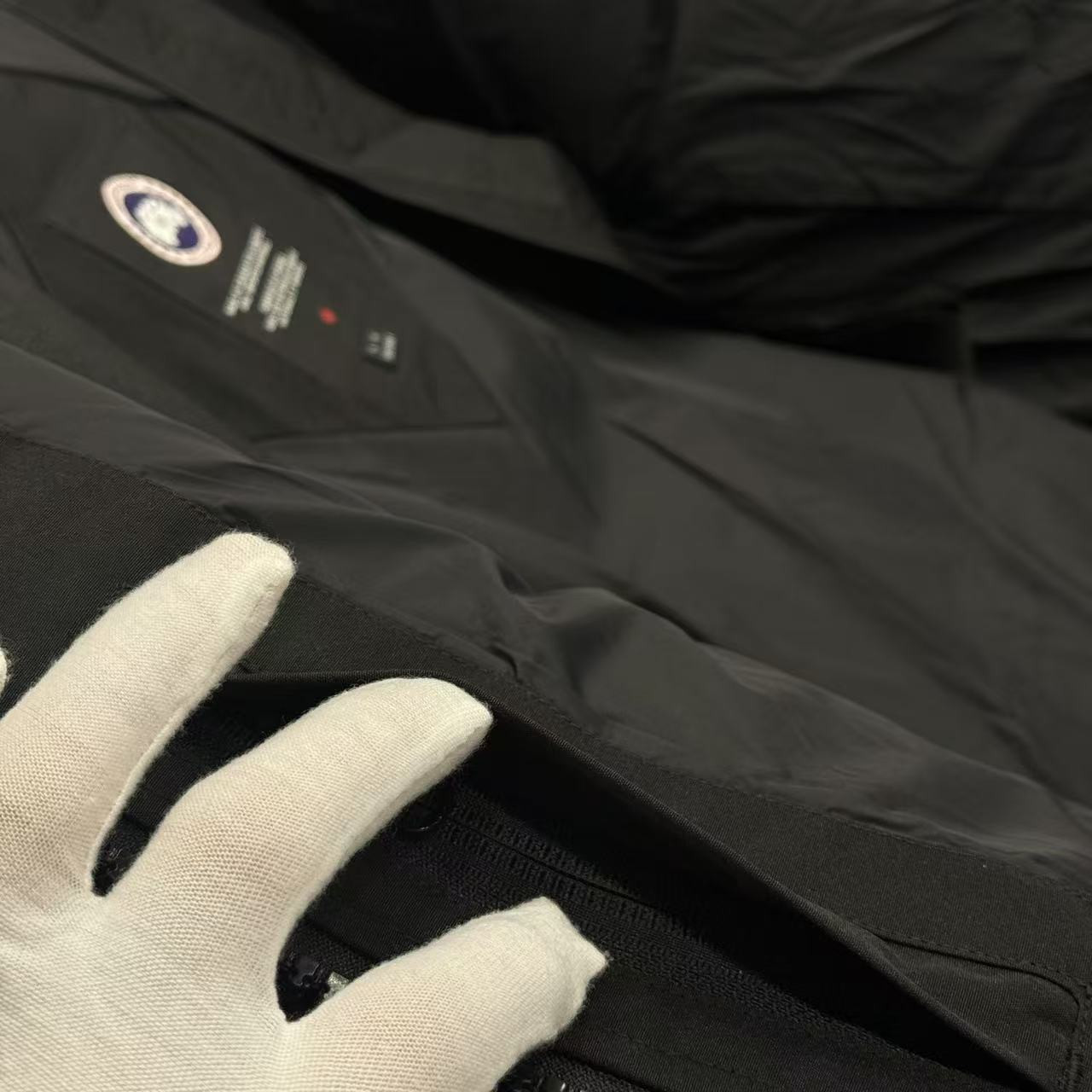 <p>Canada Goose Shelburn*派克大衣羽绒服(黑色紅標)</p>