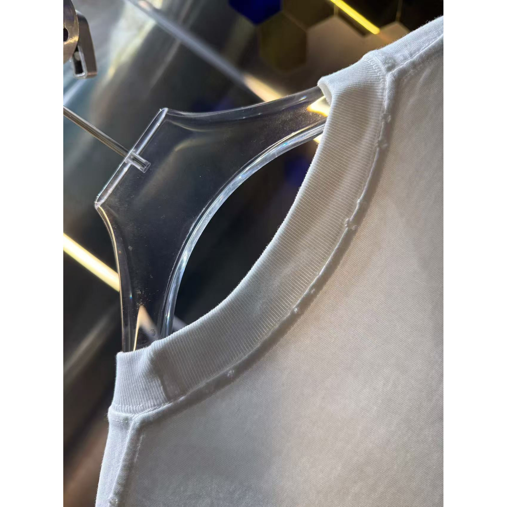 <p>Maison Margiela 洗水磨破短袖T恤(洗水白)</p>