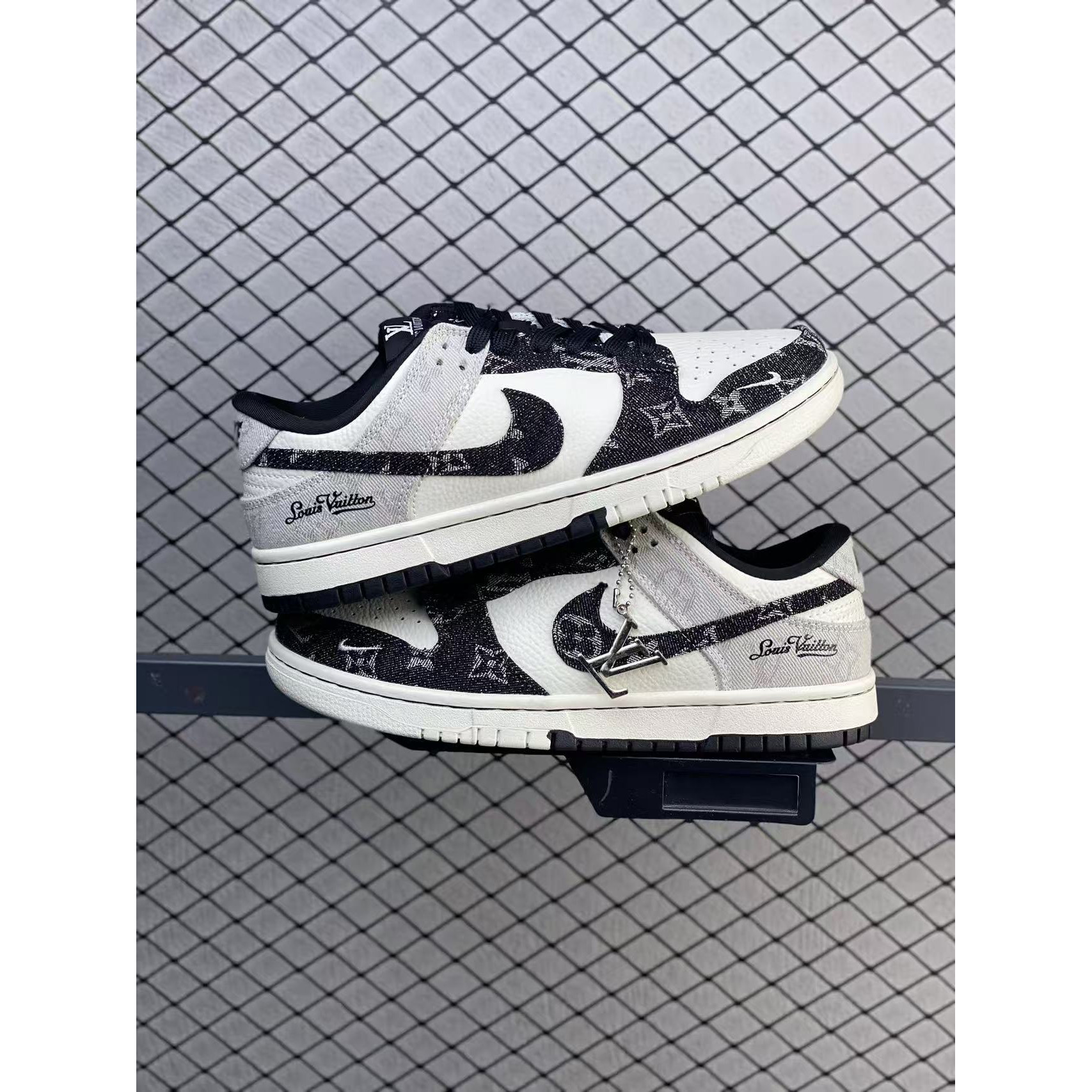 <p>Nike SB Dunk Low 青蓝牛仔休闲板鞋(黑)</p>