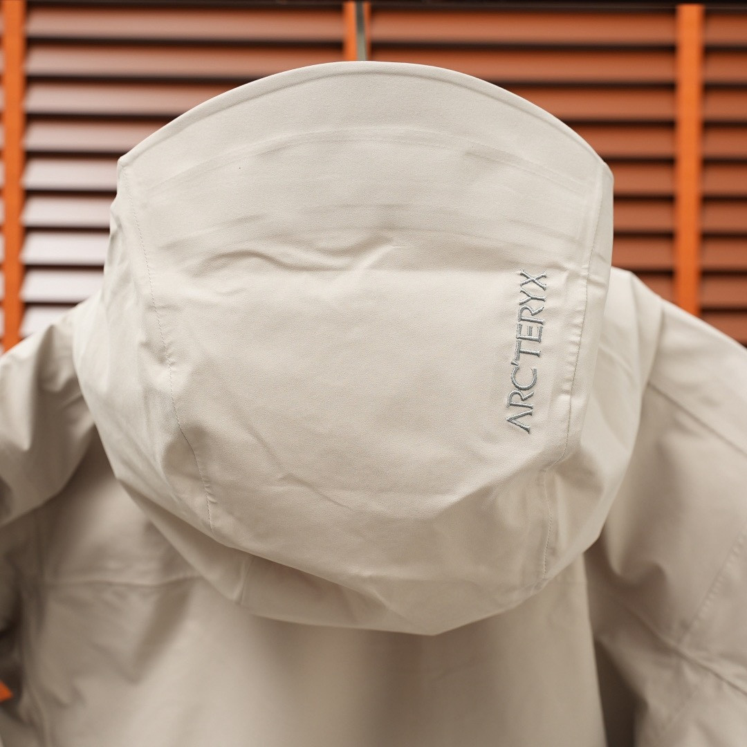 <p>ARC'TERYX &nbsp;BETA SV JACKET 增强防水防风连帽硬壳外套(卡其色)&nbsp;</p>