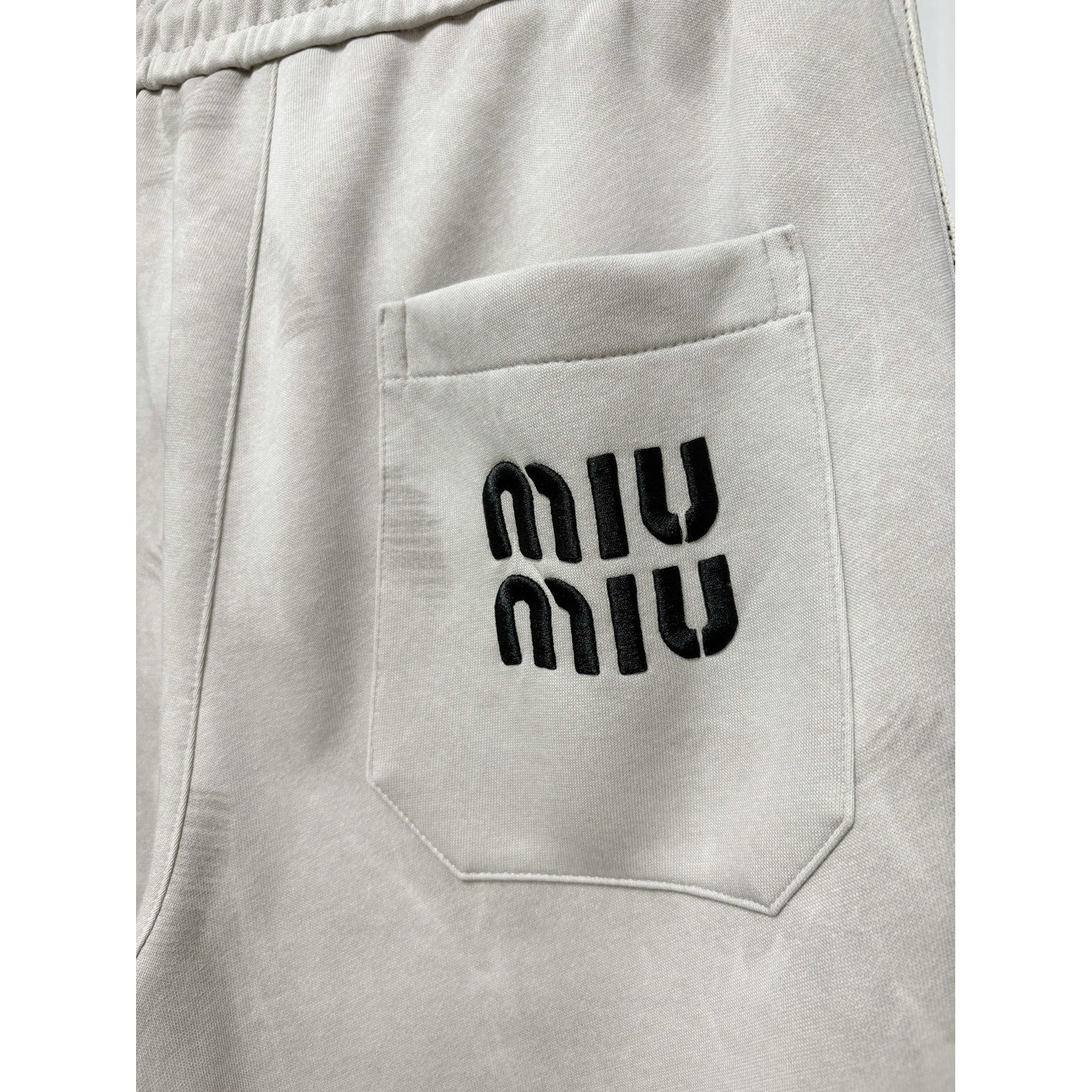 <p>&nbsp;Miu Miu 休闲长裤(灰)</p>