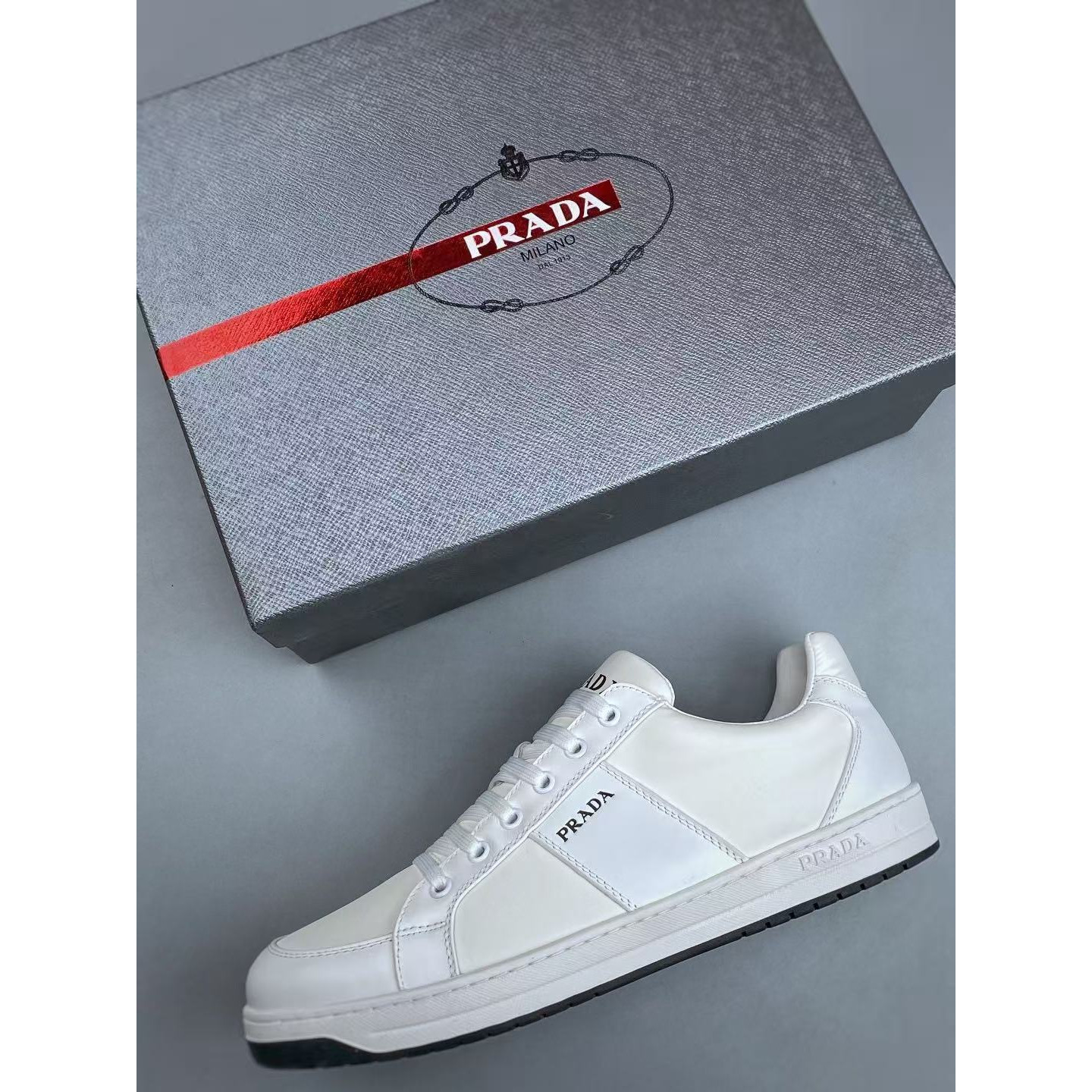 <p>PRADA 运动休闲男鞋(白)</p>