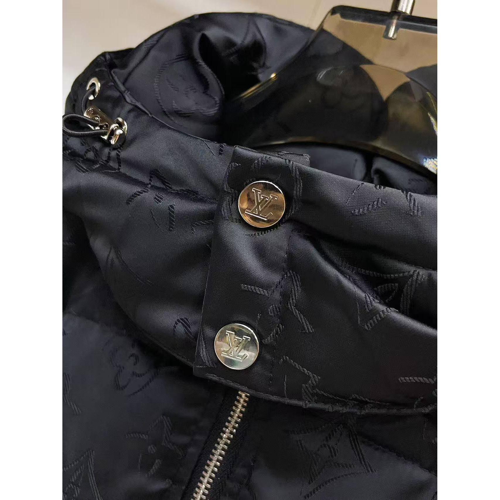 <p>LV 秋冬新款羽绒服(黑)</p>