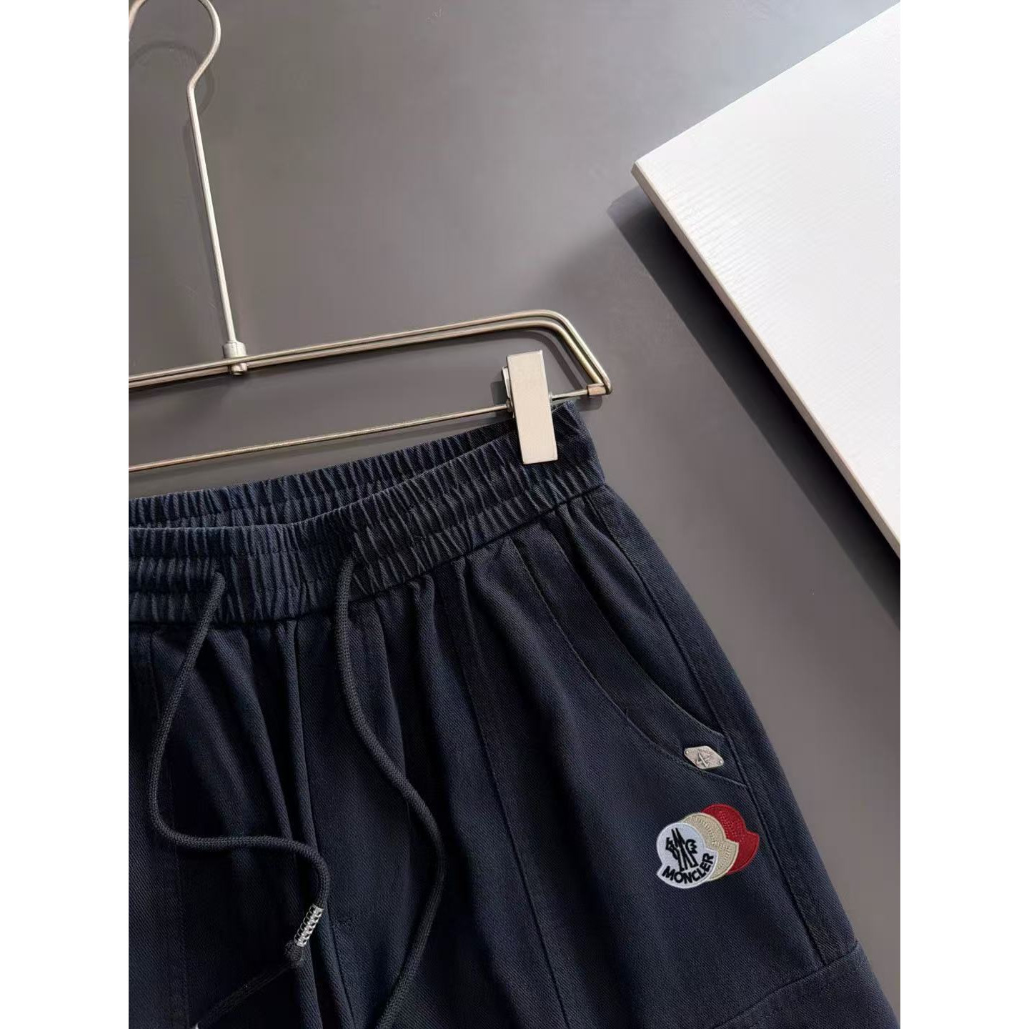 <p>MONCLER 夏季新款松紧带休闲裤(786889)</p>