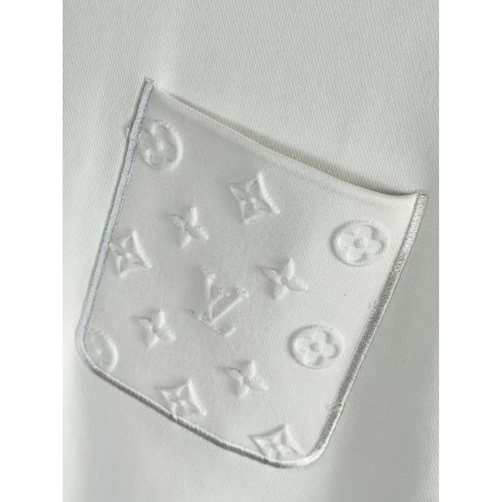 <p>LV 刺绣圆领卫衣(白)</p>