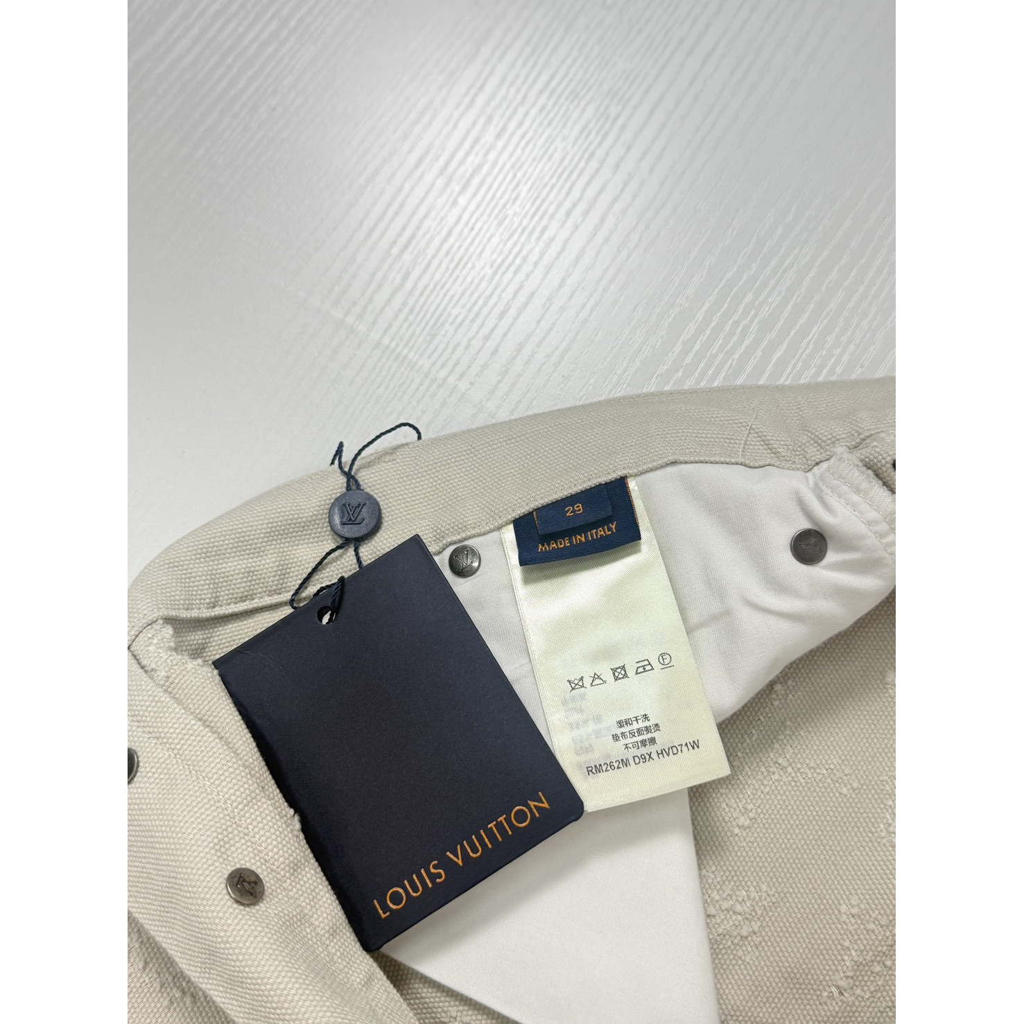 <p>LV 暗纹Monogram老花牛仔长裤(卡其)</p>