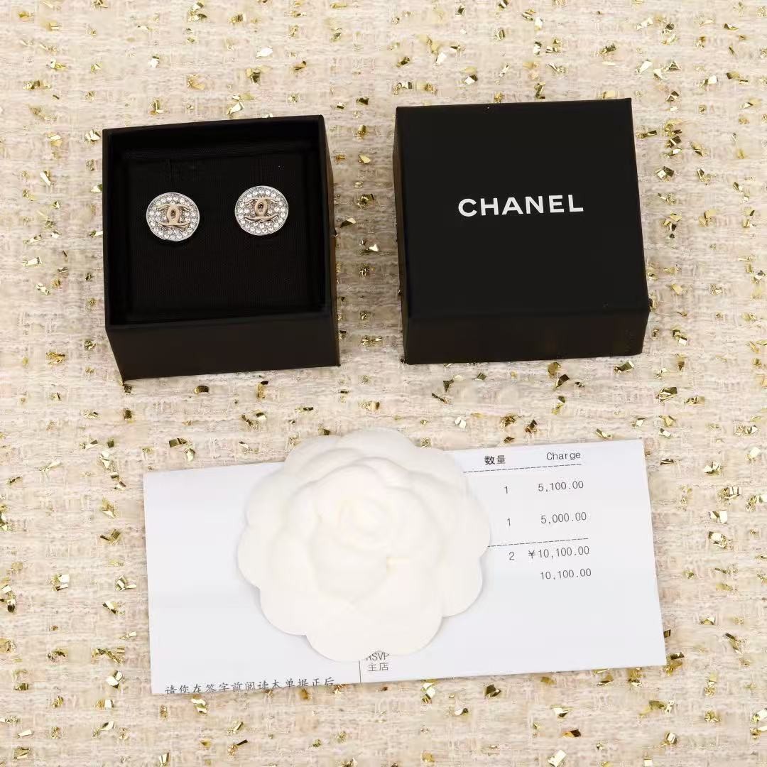 <p>CHANEL&nbsp;纽扣满钻双c耳钉</p>