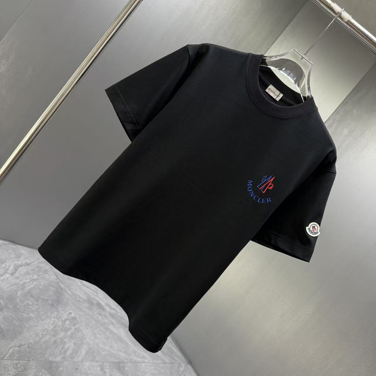 <p>Moncler 短袖T恤(黑)</p>