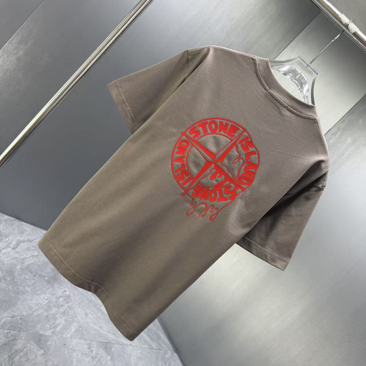 <p>Stone Island 短袖T恤(棕色紅標)</p>