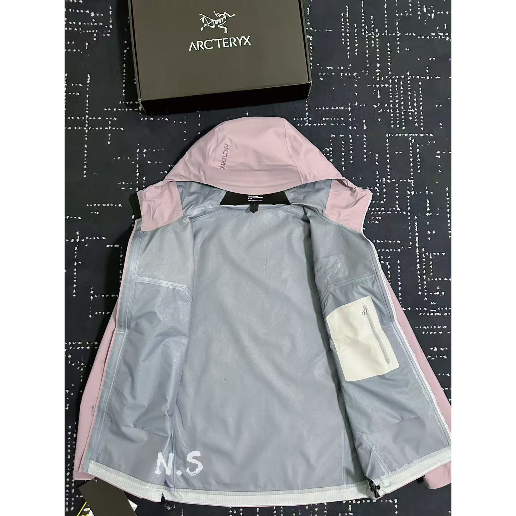 <p>Arc'teryx Beta系列 SL GORE-TEX 硬壳刺绣连帽防水防风透气冲锋衣 (星际紫)</p>
