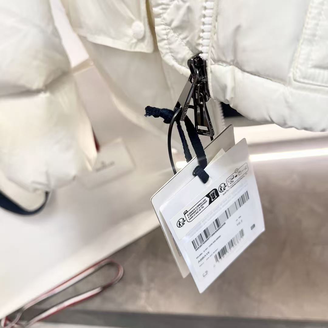 <p>MONCLER Abbaye面包服漆面尼龙女士羽绒服(白黑色)</p>