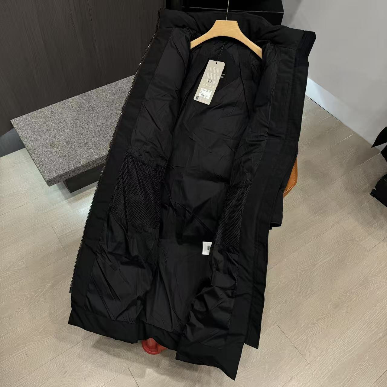 <p>Canada Goose 可拆卸兜帽全長款羽绒服(黑)</p>