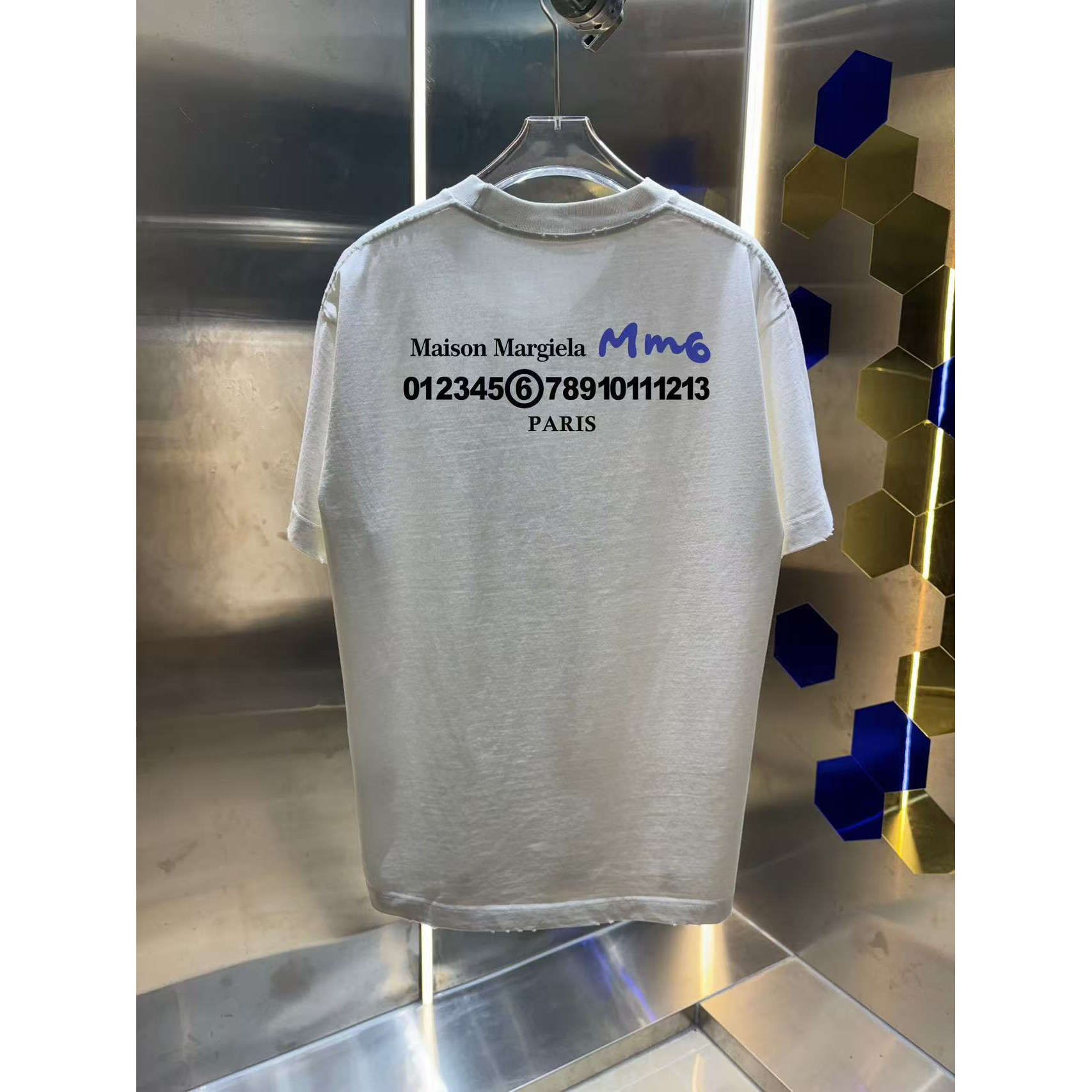 <p>Maison Margiela 洗水磨破短袖T恤(洗水白)</p>