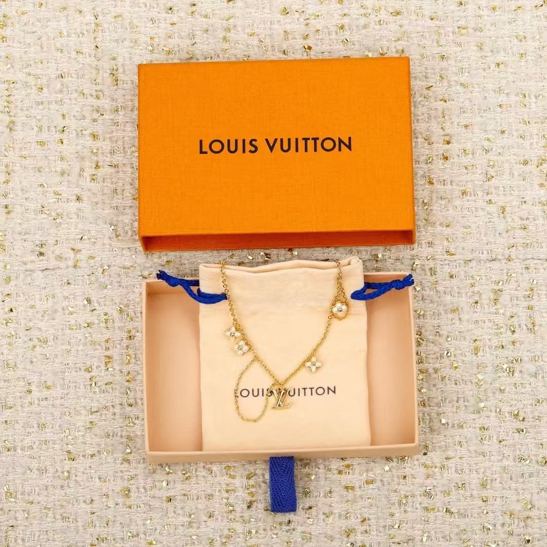<p>LV&nbsp;奶昔花流苏项链</p>