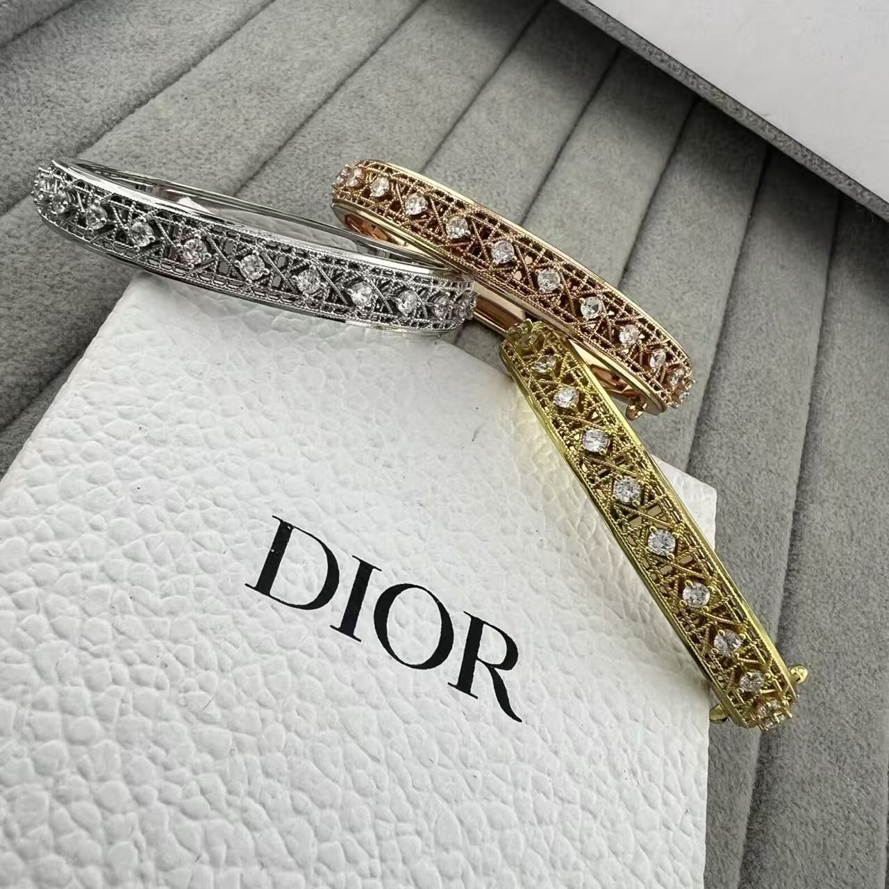 <p>Dior 扭绳菱形网格主钻手镯<br />
&nbsp;</p>