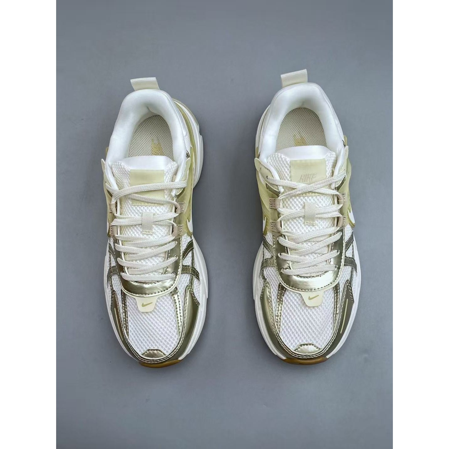<p>Nike V2K Run 低帮跑步鞋(白色金色)</p>