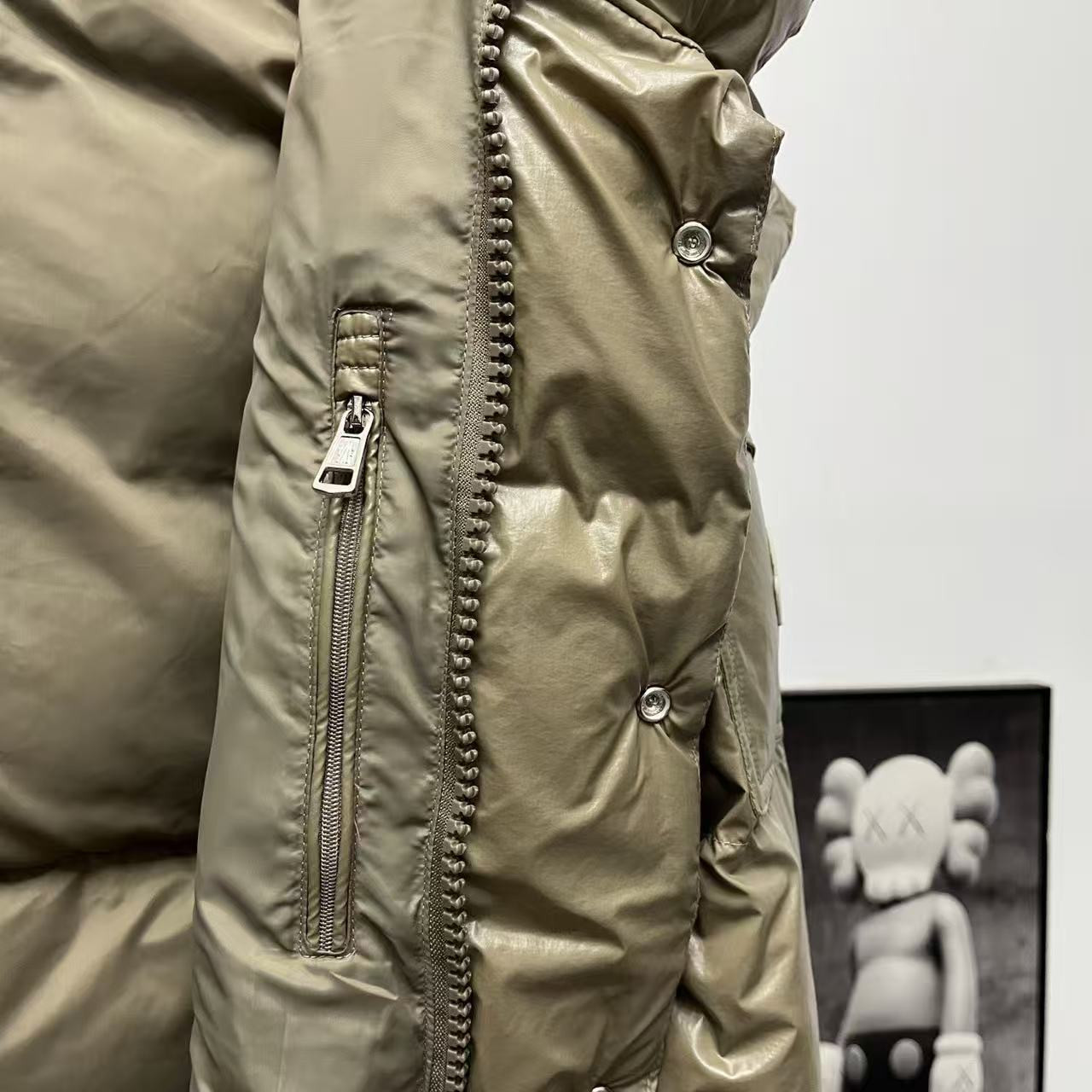 <p>Moncler 70周年双标连帽羽绒服(深棕色)</p>