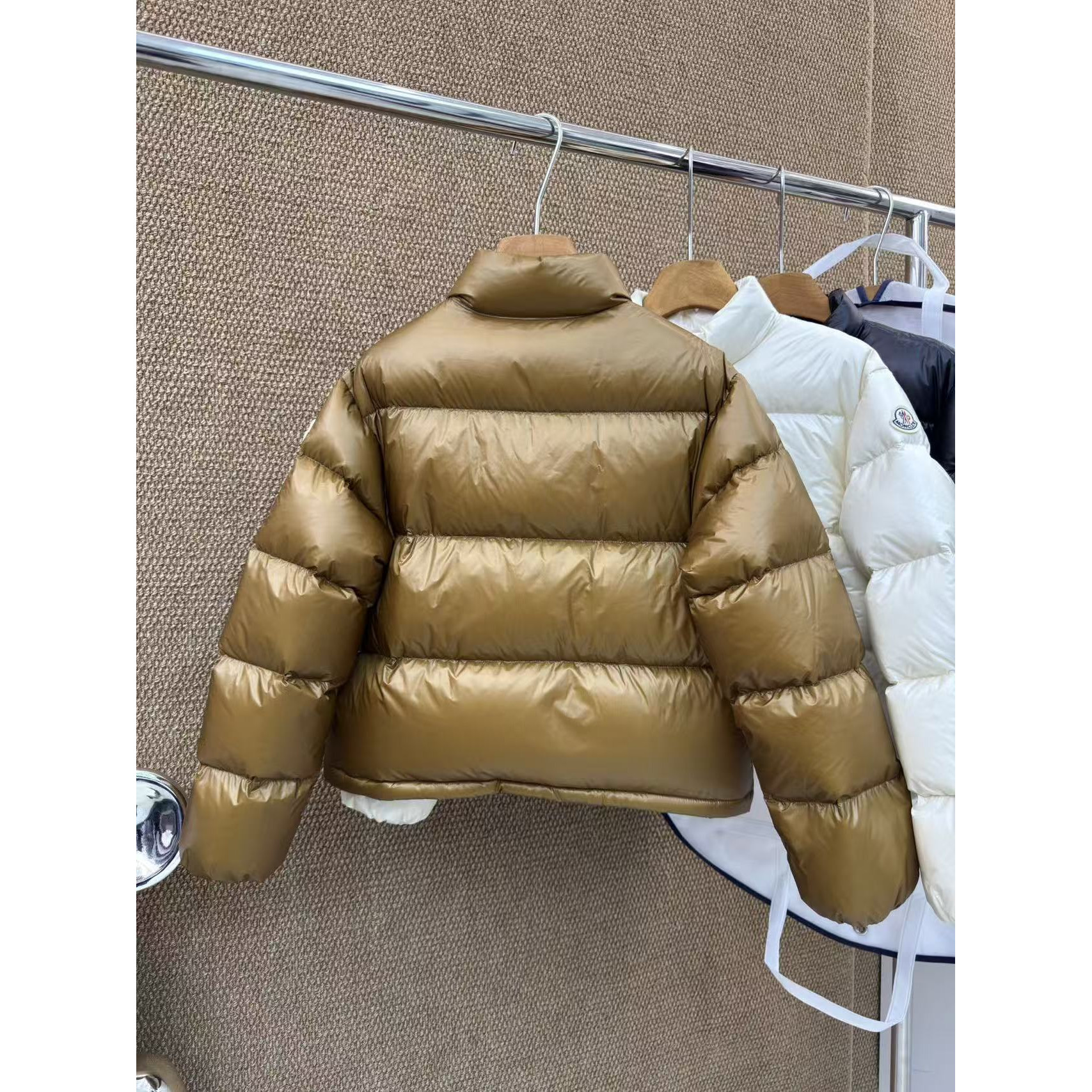 <p>Moncler Tepice女款短款小面包羽绒服(焦糖色)</p>