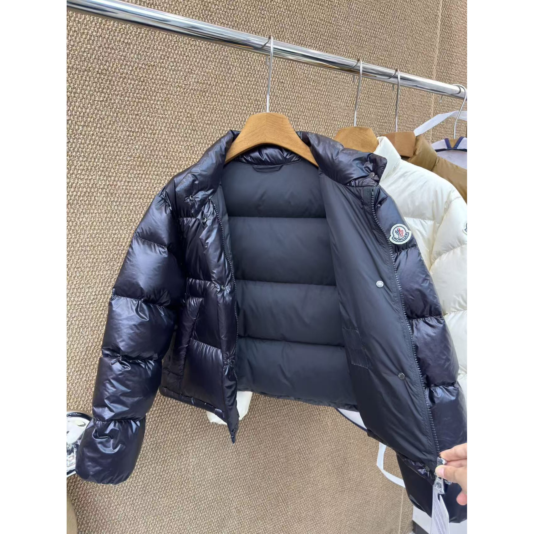 <p>Moncler Tepice女款短款小面包羽绒服(黑色)</p>