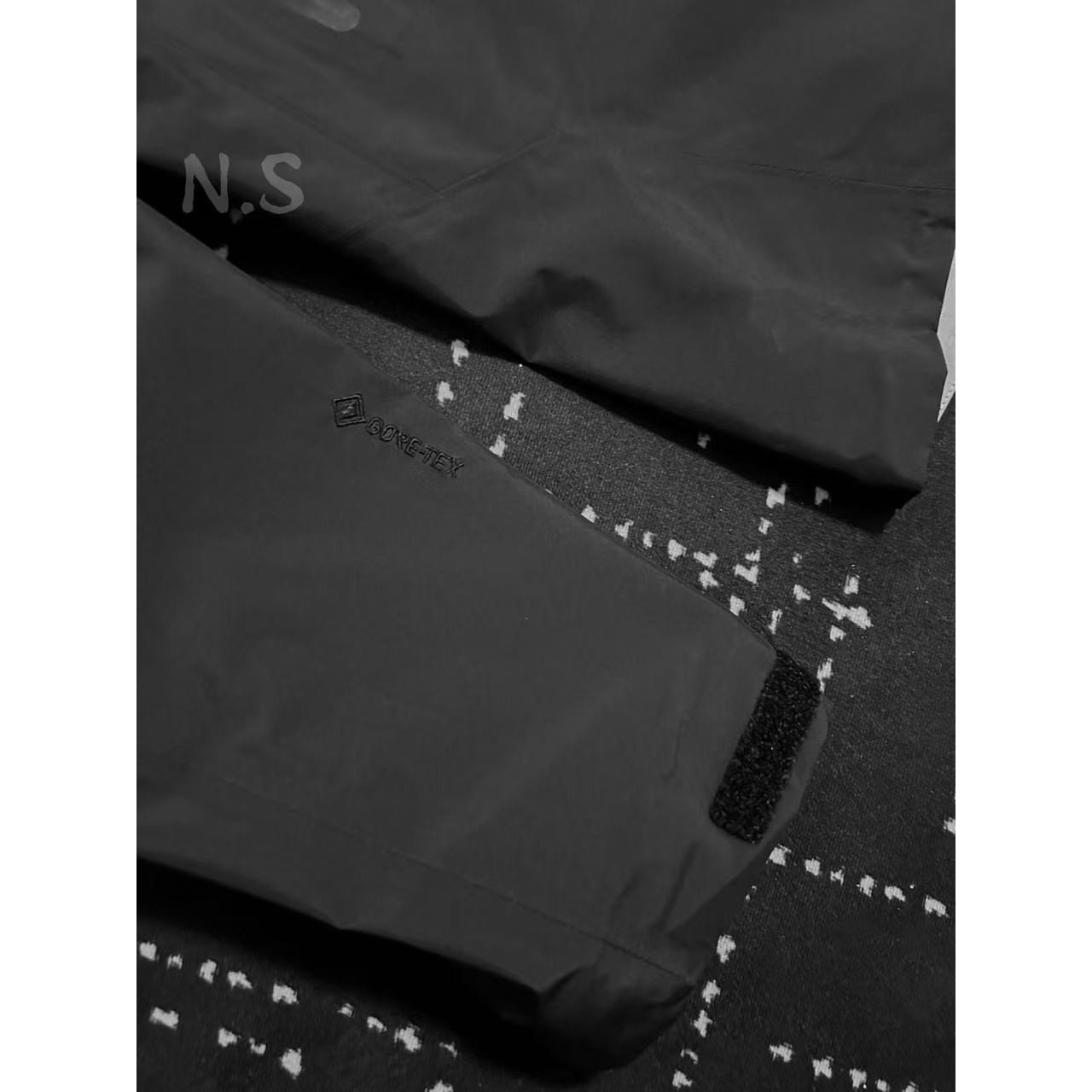 <p>Arc'teryx Beta系列 SL GORE-TEX 硬壳刺绣连帽防水防风透气冲锋衣 (黑色)</p>