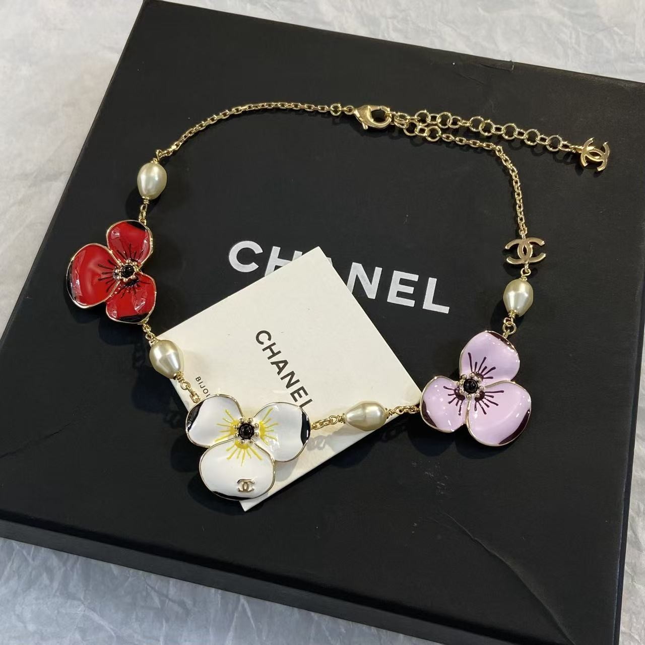 <p>CHANEL 三色堇珠流苏项链</p>