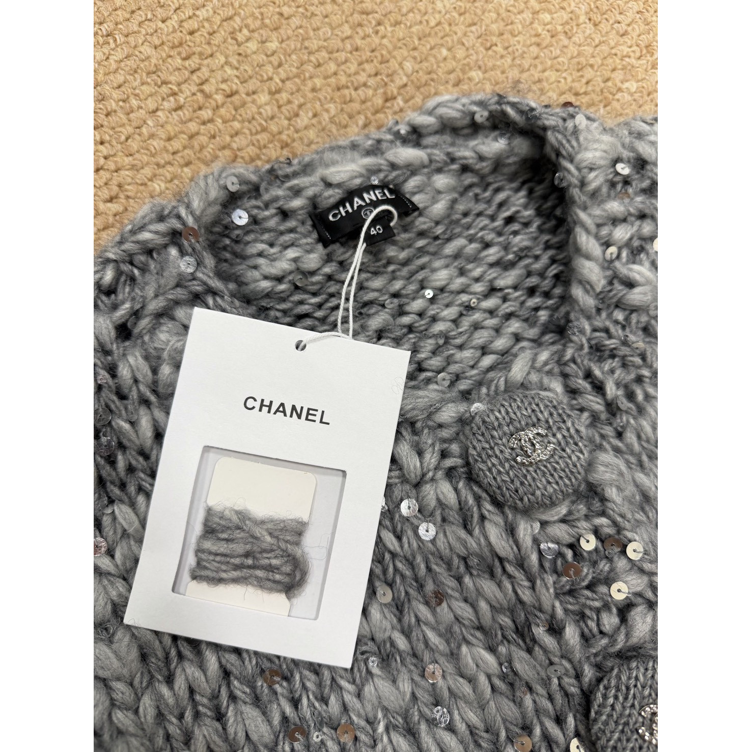 <p>Chanel 高级灰亮片针织长袖外套(灰)</p>