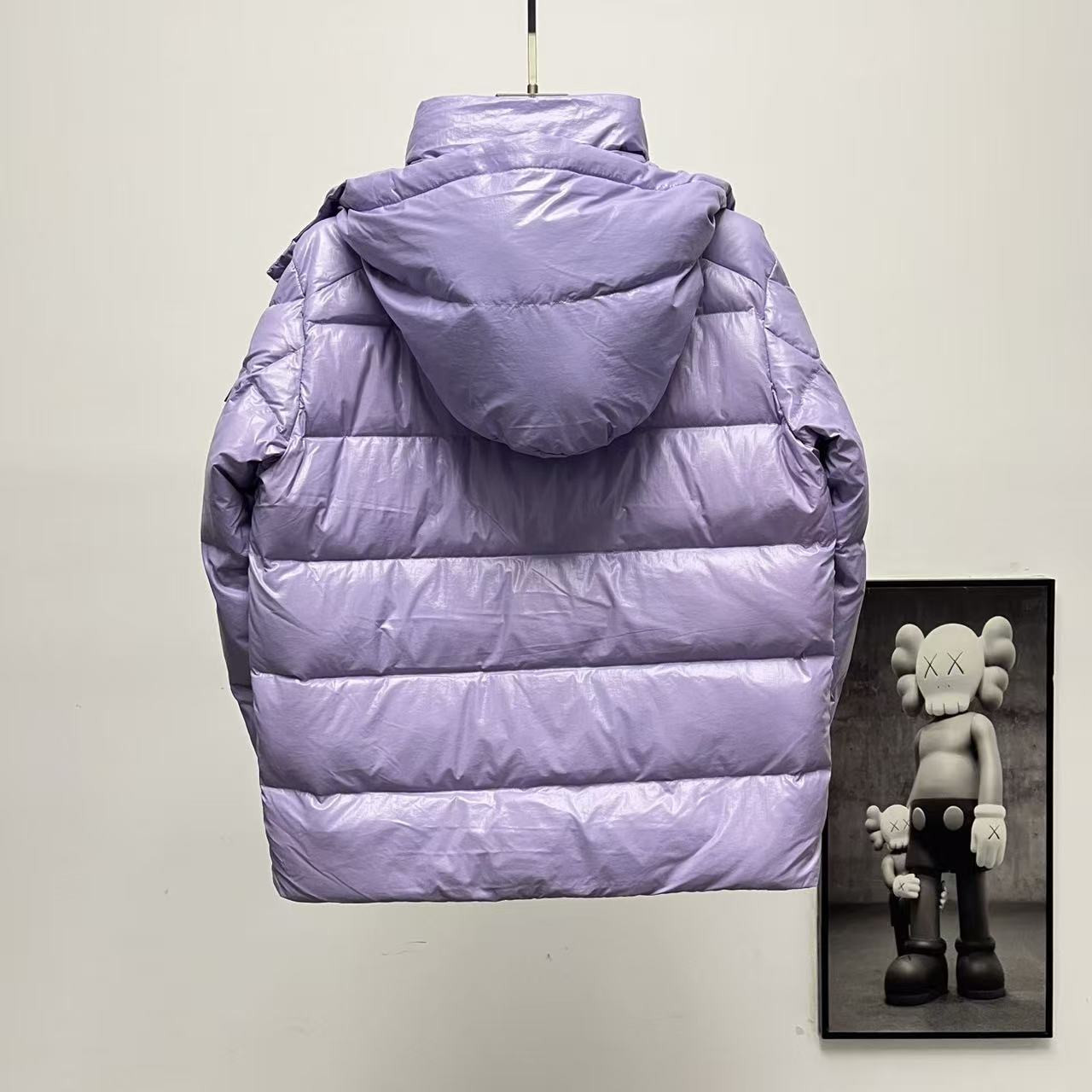 <p>Moncler 70周年双标连帽羽绒服(薰衣紫)</p>