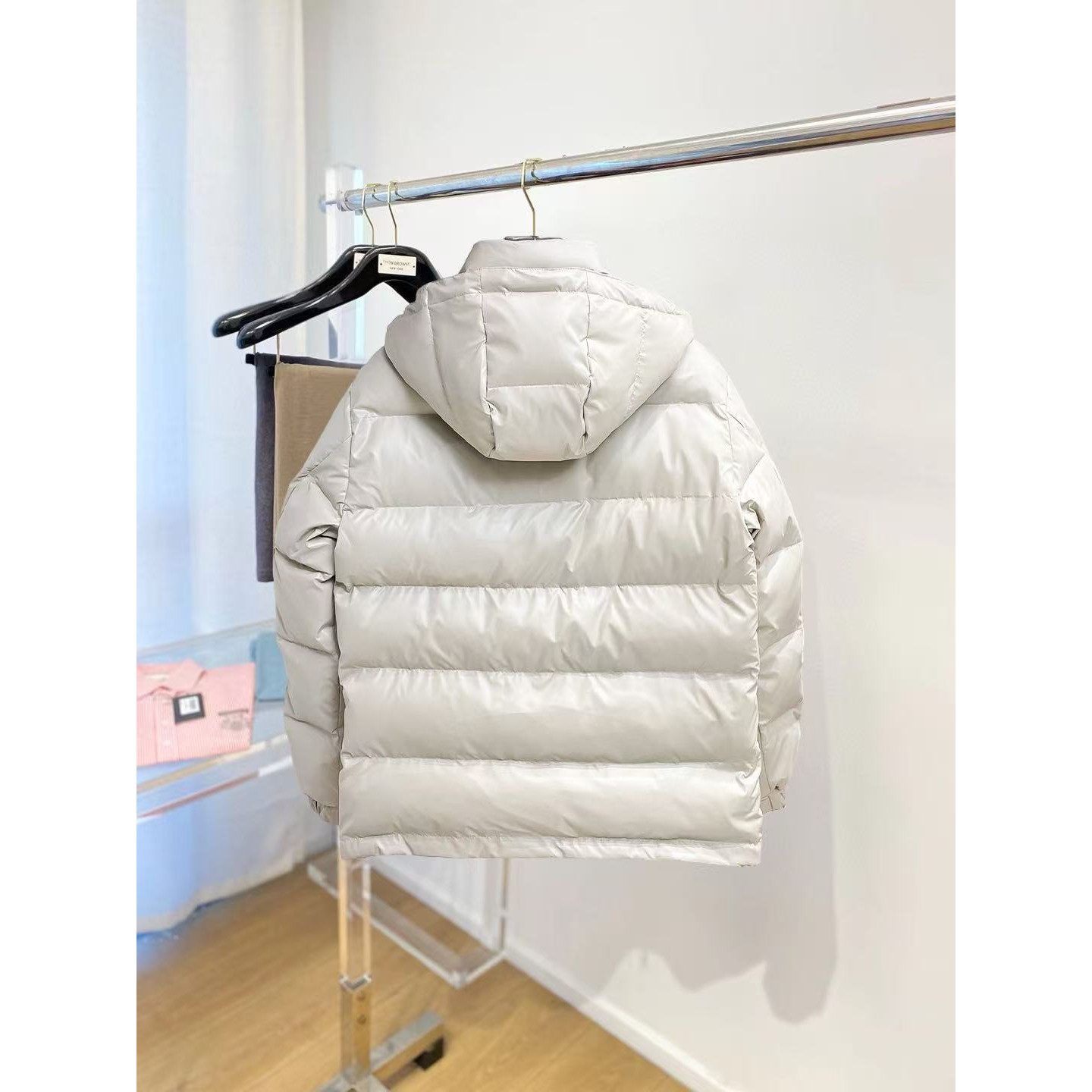 <p>PRADA 秋冬新款羽绒服(白)</p>