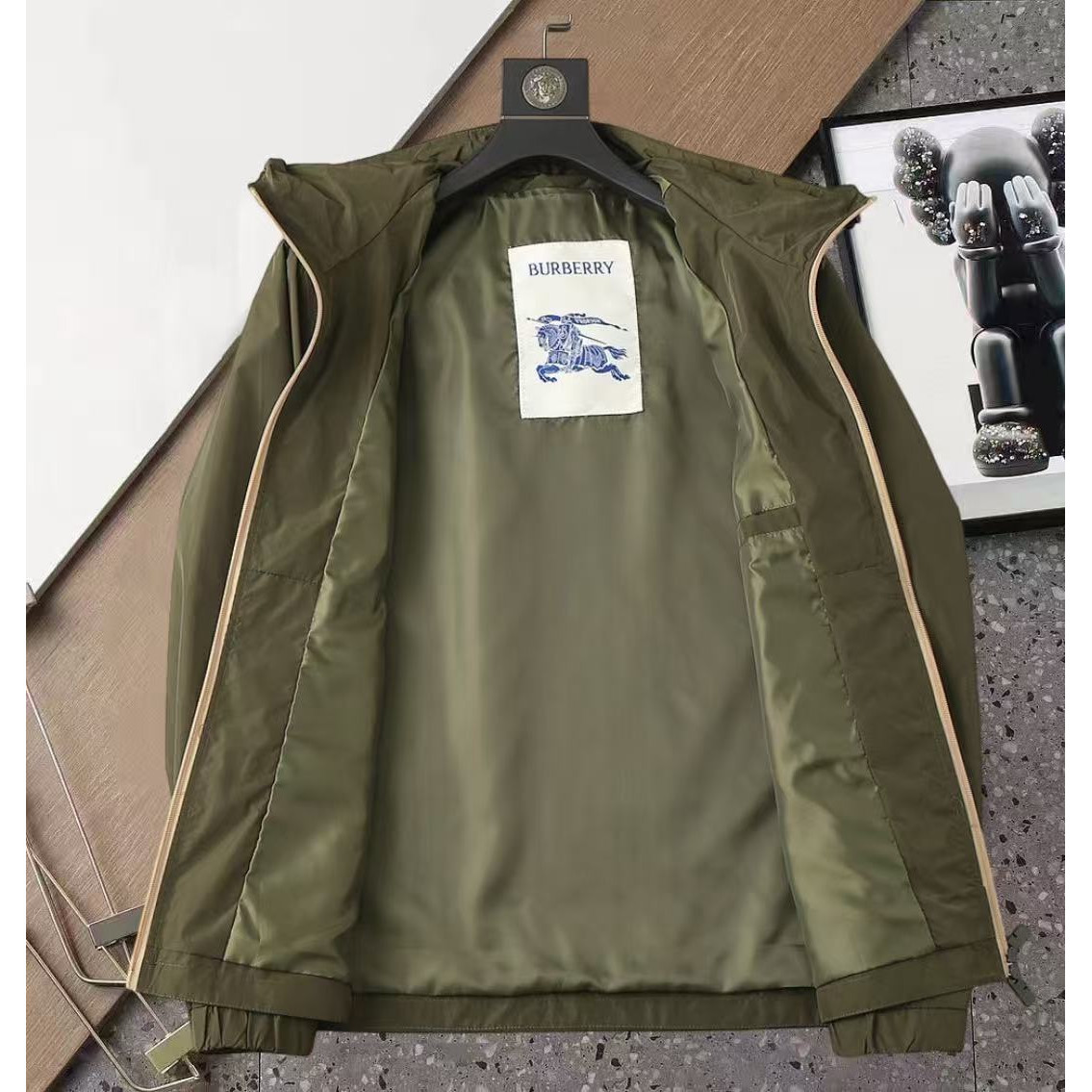 <p>BURBERRY 男士夹克外套(綠)<br />
&nbsp;</p>