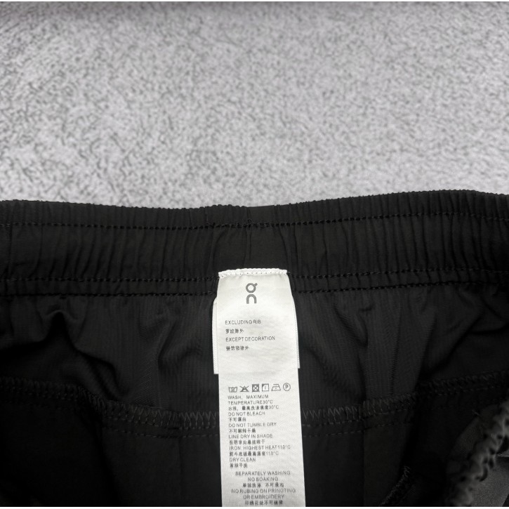 <p>On 男士輕量透氣機能運動長褲(黑)</p>