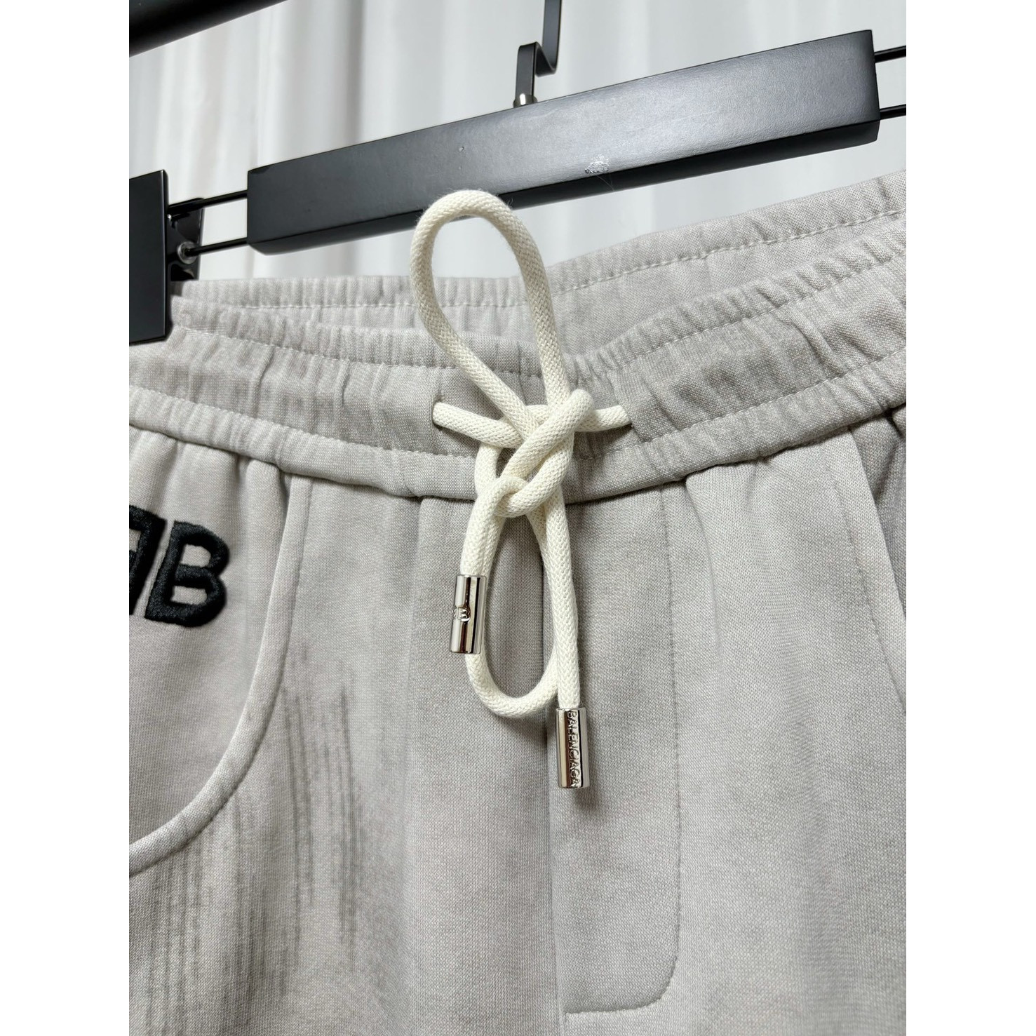 <p>Balenciaga 休闲长裤(灰)</p>